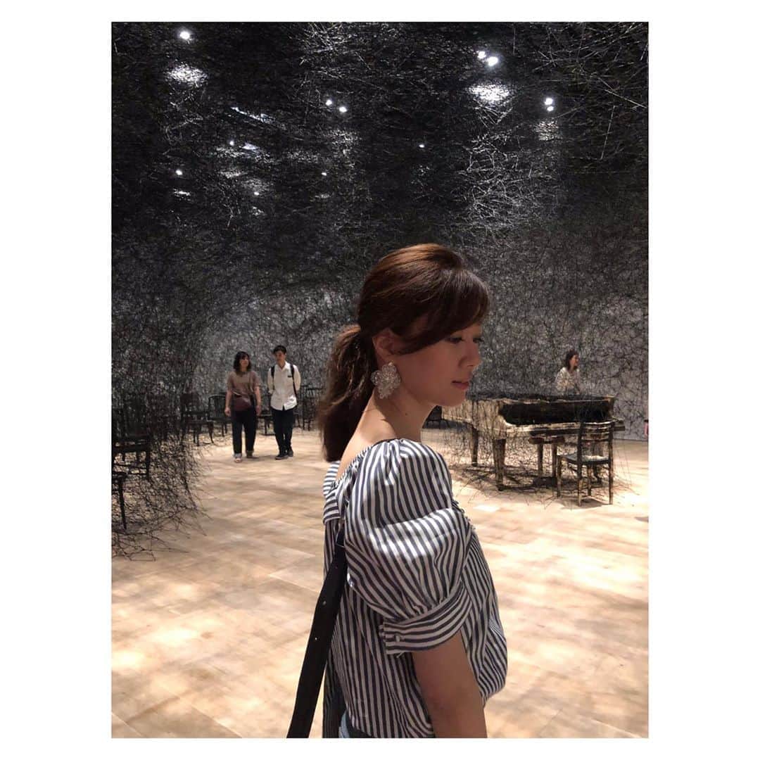 吉竹史さんのインスタグラム写真 - (吉竹史Instagram)「ちなみに。  森美術館の更に上の、屋上ツアーも、かなり好きです、私。  行かれたことない方は、東京が一望できますので、ぜひ。 めちゃくちゃ風が凄いから、違う意味で魂がふるえます🐒  #塩田千春 #魂がふるえる 展 #魂ふるえまくりの連休 #首が長く見えすぎてまるでろくろ首 #肝がふるえる」7月15日 20時50分 - fumi_yoshitake