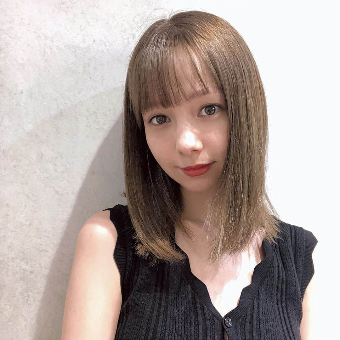 柴田あやなさんのインスタグラム写真 - (柴田あやなInstagram)「髪染めてもらいました❤︎ 光の当たり方でめっちゃパサついて見てるけど、実際はこんなに傷んでない✌🏻 いつも担当してもらってるまみさんから聞いたんだけど、先月？先々月？忘れちゃったけどわたしのインスタ見て６０人くらい来てくれたらしい🥺びっくり🥺 お店でたま〜にファンの方に会えるのもうれしい🥺 参考にしていただけてなによりです。見てくれてありがとう❤︎」7月15日 20時51分 - shibaobasan