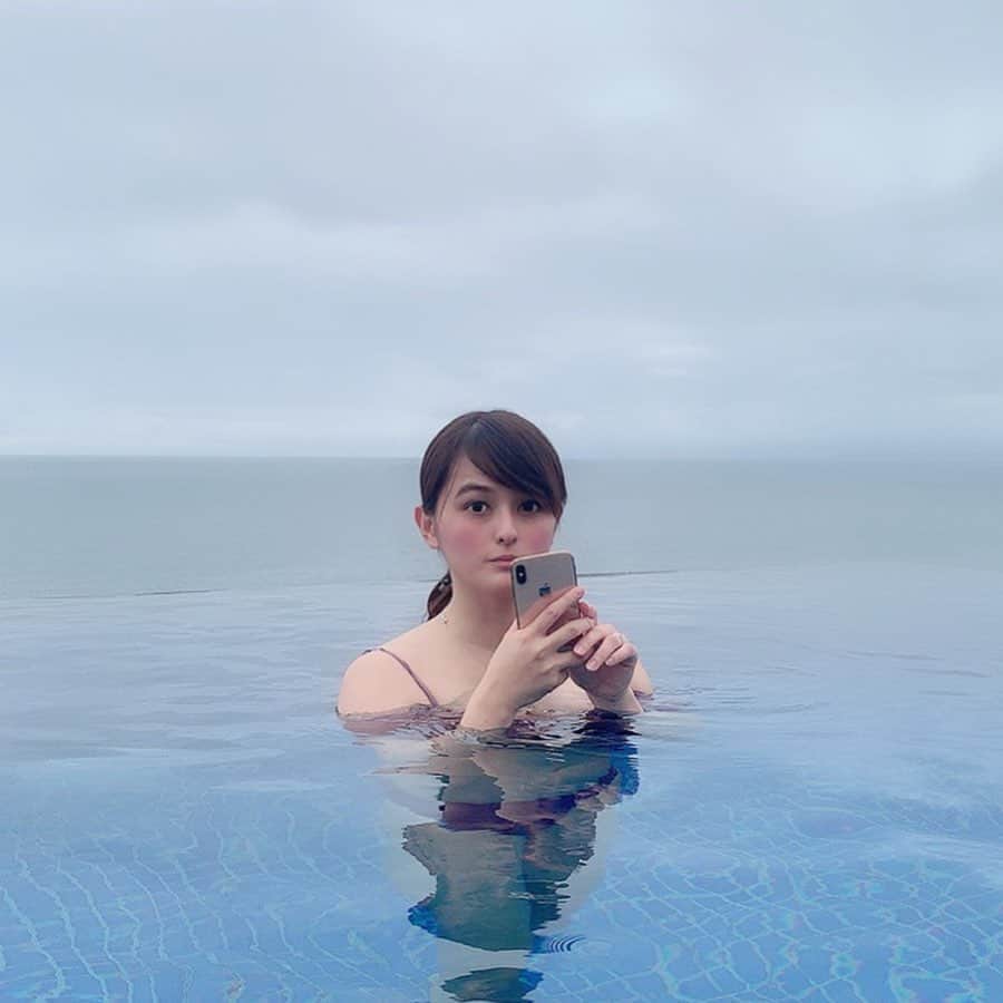 奥山夏織さんのインスタグラム写真 - (奥山夏織Instagram)「#大磯ロングビーチ に初めて行ってきました♪ メンバーはゆりかちゃん(@yu_ri__stagram)とちさこちゃん(@chisakofuruta)❣️ ・ この日は雨がちょっとぱらつき、寒すぎてガラガラ😂なので最近増設された#インフィニティプール がある#プリンスホテルのプール へ行きました💓 ・ #温水プール で温かくてずっと浸かっていました😂バリ風の館内は良かったです〜♪ ゆりかちゃんチケットありがとー🙋‍♀️✨ ・ ちなみにお得情報としては、プリンスホテルのプールは大磯ロングビーチとは別で4,500円の入館料がかかるんですが、雨の日割引というのがあり、3,000円で入館できましたよー💓おすすめ❣️ ・・・ #大磯ロングビーチ #大磯プリンスホテル #インフィニティプール #プール #温水プール #pool #水着 #swimwear #日帰り #大磯 #水着女子」7月15日 20時52分 - okuyama_kaori