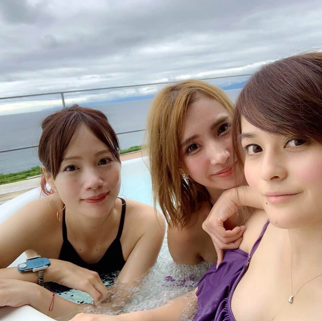 のインスタグラム：「#大磯ロングビーチ に初めて行ってきました♪ メンバーはゆりかちゃん(@yu_ri__stagram)とちさこちゃん(@chisakofuruta)❣️ ・ この日は雨がちょっとぱらつき、寒すぎてガラガラ😂なので最近増設された#インフィニティプール がある#プリンスホテルのプール へ行きました💓 ・ #温水プール で温かくてずっと浸かっていました😂バリ風の館内は良かったです〜♪ ゆりかちゃんチケットありがとー🙋‍♀️✨ ・ ちなみにお得情報としては、プリンスホテルのプールは大磯ロングビーチとは別で4,500円の入館料がかかるんですが、雨の日割引というのがあり、3,000円で入館できましたよー💓おすすめ❣️ ・・・ #大磯ロングビーチ #大磯プリンスホテル #インフィニティプール #プール #温水プール #pool #水着 #swimwear #日帰り #大磯 #水着女子」
