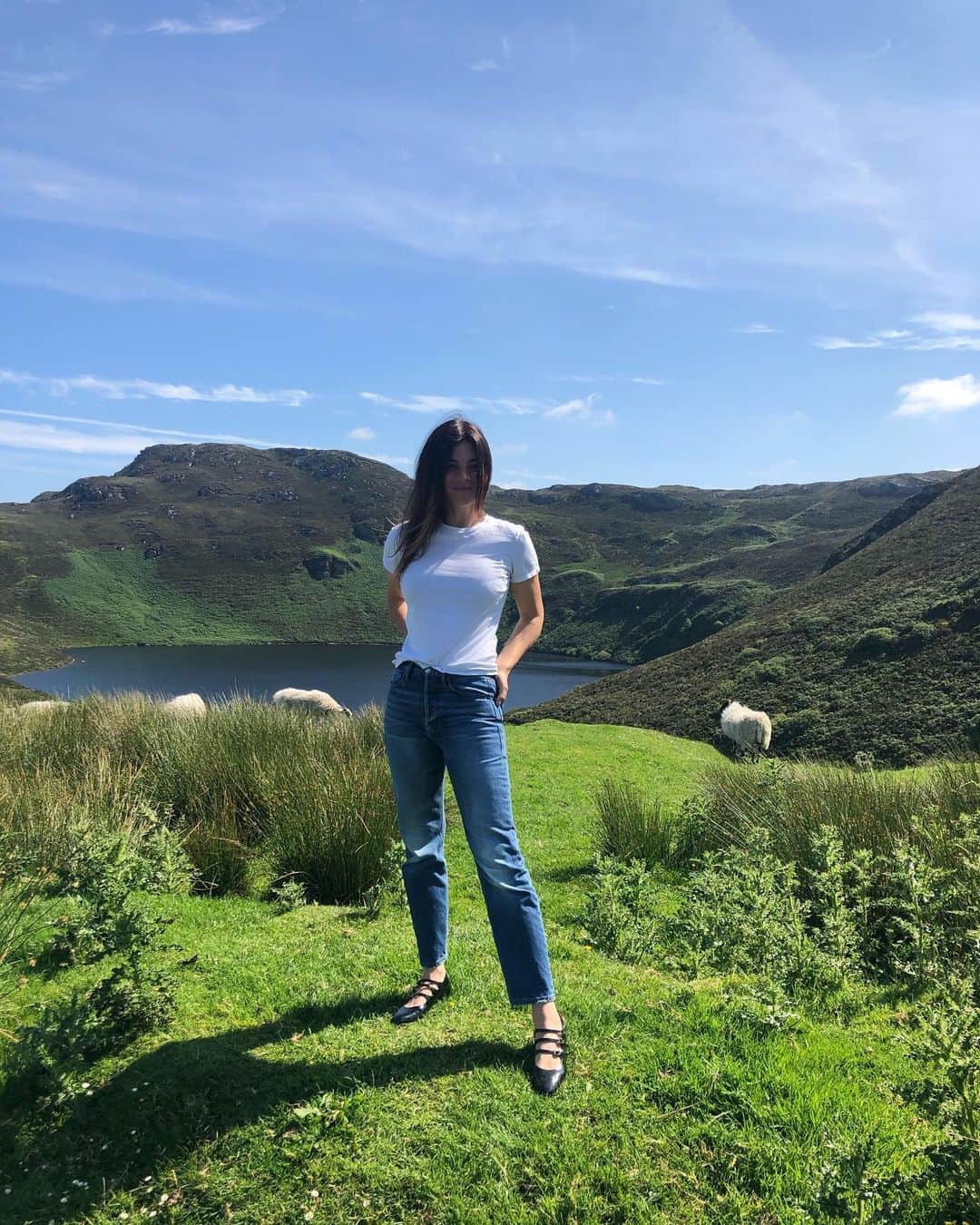 ジュリア・レストイン・ロイトフェルドさんのインスタグラム写真 - (ジュリア・レストイン・ロイトフェルドInstagram)「Same Jeans, White T-shirt, Green Everywhere... Simple life Best life #lessismore 🍀」7月15日 20時53分 - juliarestoinroitfeld