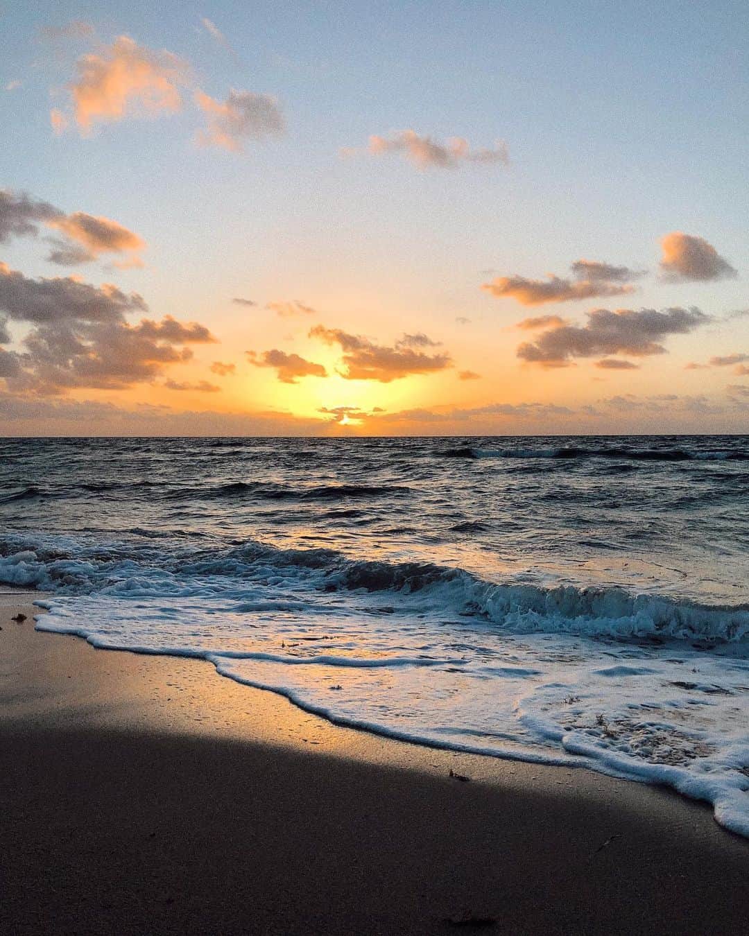 山中美智子さんのインスタグラム写真 - (山中美智子Instagram)「早起きしたので Sunriseをみに行ってきたよ🌴🐚🌞 Miami Beach は 海から太陽がでてくる ♡」7月15日 20時54分 - alexiastam1988