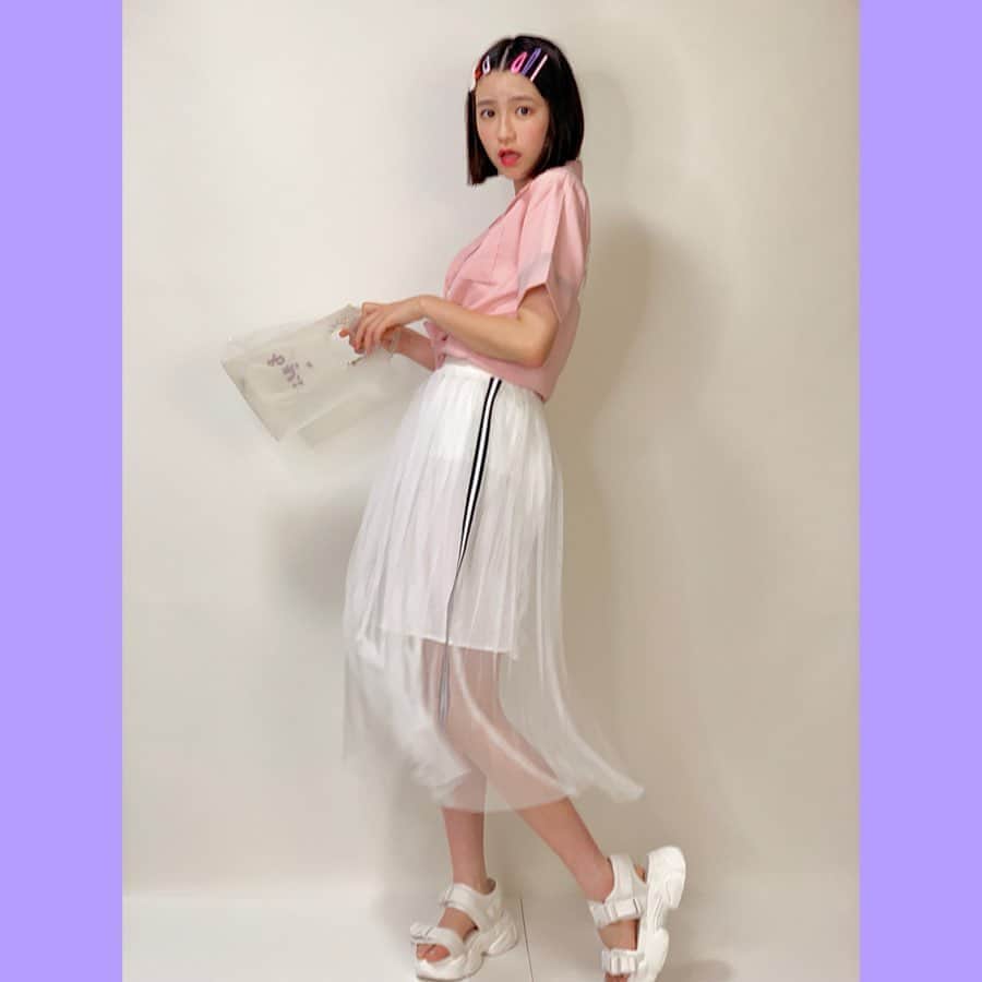 町田恵里那さんのインスタグラム写真 - (町田恵里那Instagram)「🧸#14日目 ﻿ ピンクシャツが可愛すぎて大好きなの~!﻿ いろんな種類のカラーピンを付けたのもポイント。﻿ ラインスカートとサンダルでスポに転がしてみたっ☀︎﻿ ﻿ ﻿ tops↪︎chucla by spinns﻿ skirt↪︎wego﻿ sandal↪︎repipi armario﻿ ﻿ ﻿ ﻿ #エリナの夏コーデリスト30days s#きょコ #ootd」7月15日 21時05分 - machida_erina122
