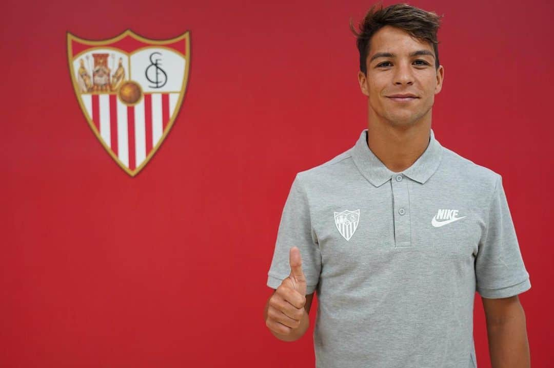 セビージャFCさんのインスタグラム写真 - (セビージャFCInstagram)「Bienvenido al #SevillaFC ⚪️🔴 #WeareSevilla #vamosmiSevilla #MeLateTuEscudo」7月15日 20時57分 - sevillafc