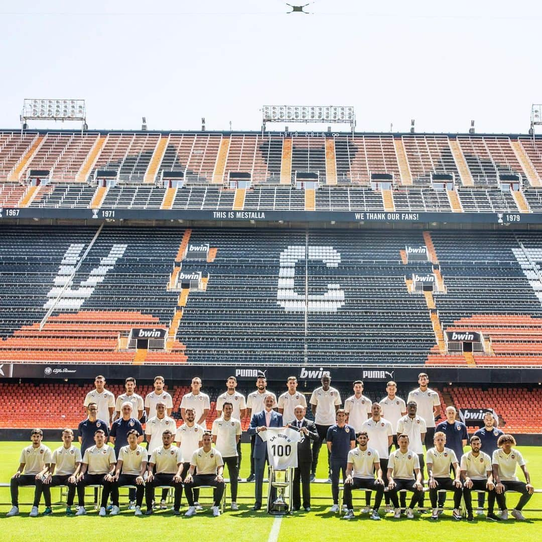 バレンシアCFさんのインスタグラム写真 - (バレンシアCFInstagram)「His Majesty the King of Spain visits Mestalla 🏟🇪🇸 . 🖤 SM el Rey recibe en audiencia al @valenciacf en el #Mestalla 🏟 . No hay mejor broche de ORO para nuestro #VCFCentenari 💯🦇 . #OneFamilyVCF」7月15日 21時00分 - valenciacf