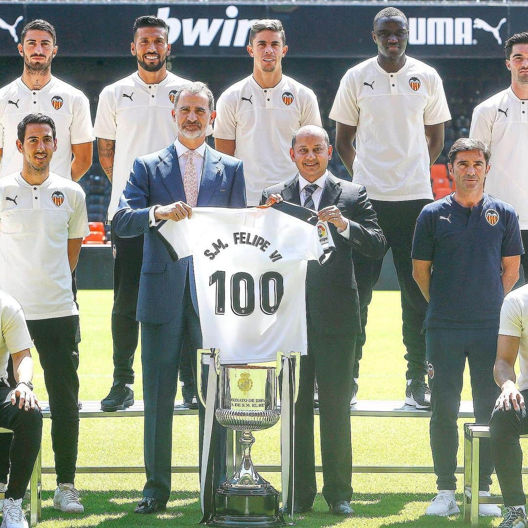 バレンシアCFさんのインスタグラム写真 - (バレンシアCFInstagram)「His Majesty the King of Spain visits Mestalla 🏟🇪🇸 . 🖤 SM el Rey recibe en audiencia al @valenciacf en el #Mestalla 🏟 . No hay mejor broche de ORO para nuestro #VCFCentenari 💯🦇 . #OneFamilyVCF」7月15日 21時00分 - valenciacf