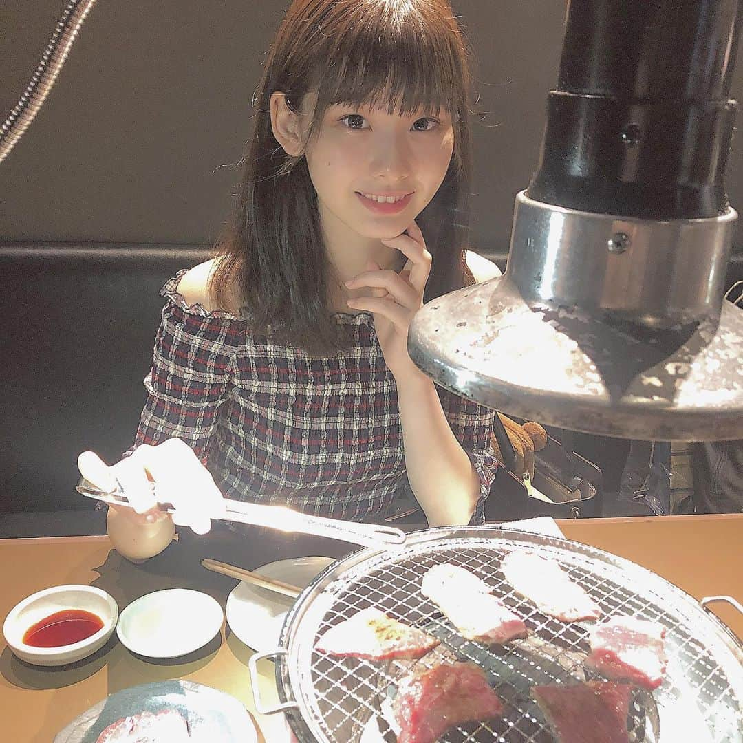 浅井七海さんのインスタグラム写真 - (浅井七海Instagram)「.﻿ ﻿ ﻿ ﻿ やきにく🥓﻿ ﻿ ﻿ ﻿ 美味しいお肉を﻿ 沢山食べて幸せな気持ちに ☺️﻿ ﻿ ﻿ ﻿ 後ろに私のリラックマの﻿ ポーチが見切れてるのが気になる🐻﻿ ﻿ ﻿ ﻿ #焼肉屋 #お肉 #光ってて #見えない﻿ ﻿ ﻿ ﻿ ﻿ ﻿ ﻿ ﻿」7月15日 21時01分 - naamin48_