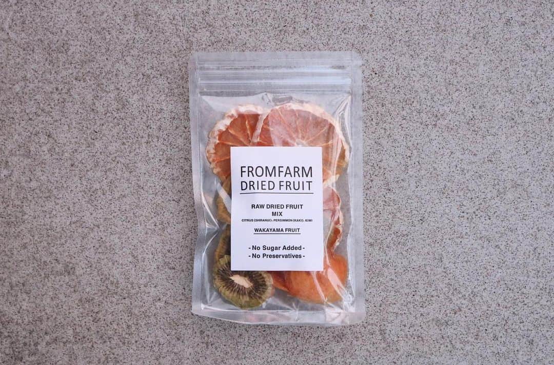 のインスタグラム：「【 商品のご紹介 】﻿ 和歌山県のFROM FARMさんより、ドライフルーツが入荷いたしました。﻿ FROM FARMさんは和歌山県産の農産物を生かした加工食品の製造を行っています。﻿ この”DRIED FRUITS”は不知火、キウイ、柿を40℃以下の低音でゆっくりと乾燥させて作られています。﻿ 旨味がぎゅっと詰まっており、口に入れると濃厚な風味が口いっぱいに広がります。﻿ ぜひ手にとってみてください。﻿ ﻿ #graf #grafstudio #grafstudioshop #fromfarm #フロムファーム #和歌山県 #ドライフルーツ #driedfruits #osaka #大阪 #中之島 #graf_grocery」