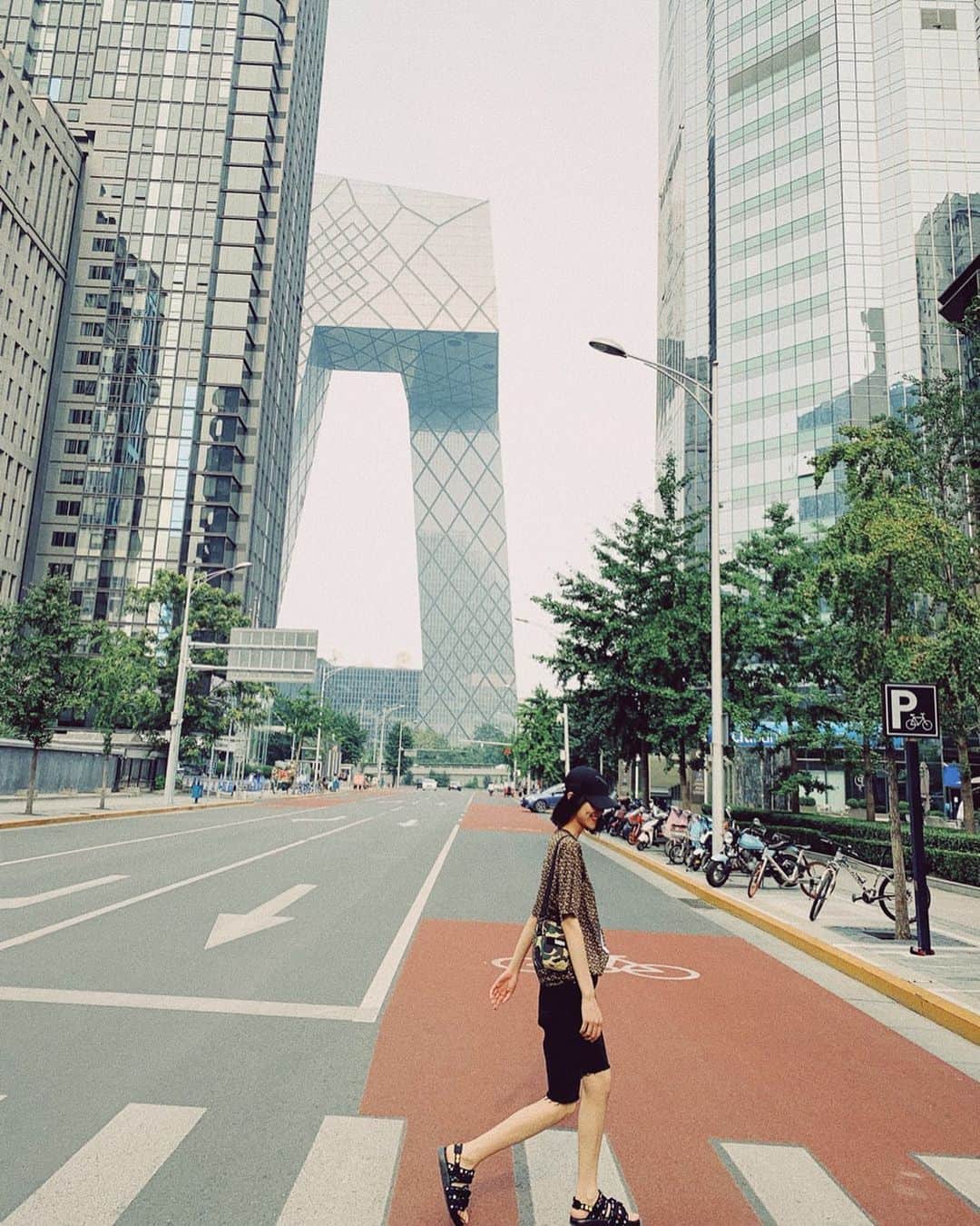 リウ・ウェンのインスタグラム：「Monday walk 🚶🏻‍♀️」