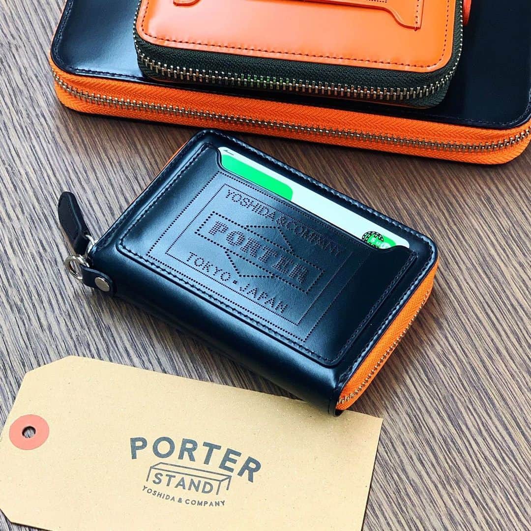 PORTER STANDさんのインスタグラム写真 - (PORTER STANDInstagram)「こんばんは。 本日は、ご好評いただいている「PSレザーウォレット ガラスレザーver.」よりキーケースをご紹介いたします。PORTERらしいカラーでもあるブラックとオレンジが特徴。内装に6連タイプのキーホルダーと2段のカードポケットを備え、外装にはIC カードが収納可能なポケットを配置した機能的なアイテムです。PORTER STANDでしかお買い求めいただけない限定アイテムとなっています。 是非店頭でご覧ください。  PSレザーウォレット ガラスレザーver. キーケース ¥12,000 (税別)  #yoshidakaban #porter #吉田カバン #ポーター #luggagelabel #porteryoshida #porterflagshipstore #kurachikabyporter #porterseoul #potr #madeinjapan #japan #porterstand #shinagawa #tokyo #station #ps #leather #glass #keycase #limited」7月15日 21時03分 - porter_stand