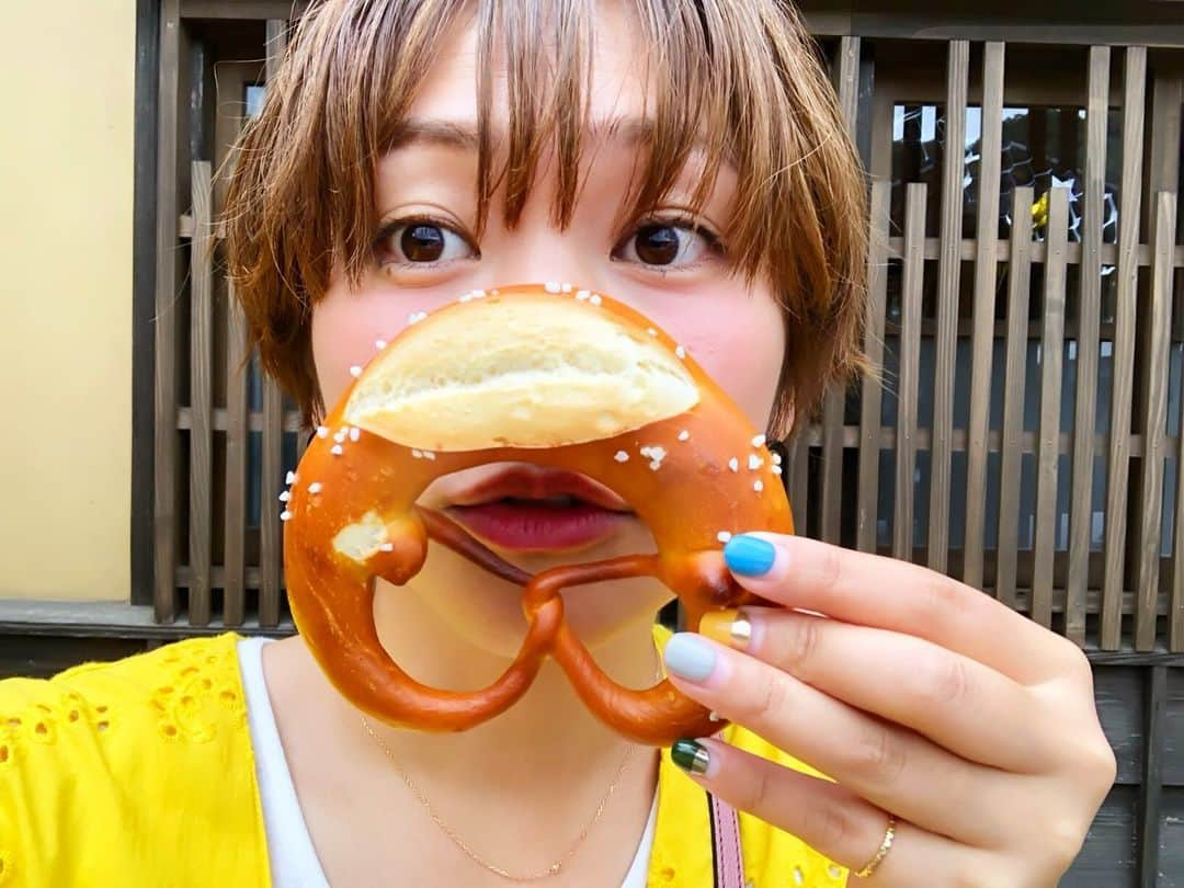 近藤夏子さんのインスタグラム写真 - (近藤夏子Instagram)「好きなものは我慢できない性格❤️✨ 好きなものがどんどん増えていくから本当困っちゃう🤤笑 #パン #パン屋さん #ドイツパン #ブレッツェル #ベッカライコンディトライヒダカ #島根県 #大田市 #大森町 #石見銀山 #世界遺産」7月15日 21時09分 - kondonatsuko