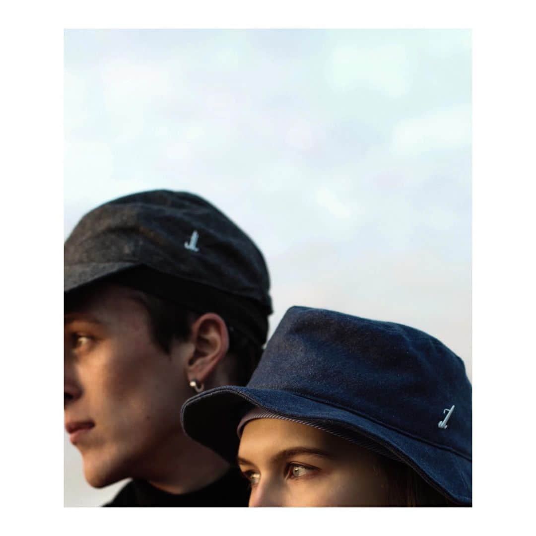 のインスタグラム：「Mühlbauer | #ss19 ▪️ @variaaa1 and @daniel.never.sleeps wear MELCHIOR and BASIL 🖤 perfect for everyday #summerwear , bc you can #fold them, and put them in any bag.  #foldablehat #buckethat #vienna #hatmaker 📷💕 @ninakvk」