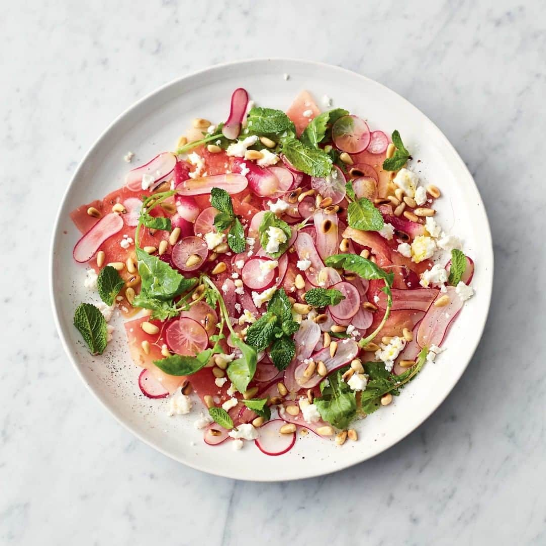 ジェイミー・オリヴァーさんのインスタグラム写真 - (ジェイミー・オリヴァーInstagram)「Perfect for summer AND only 5 ingredients, my watermelon, radish and feta salad with toasted pine nuts and fresh mint is one you want to add to your salad rota! Plus such a delicious way to enjoy radishes in a salad. Recipe in my bio and on p41 in #QuickAndEasyFood if you've got it! #JamiesVeg #MeatFreeMonday」7月15日 21時11分 - jamieoliver