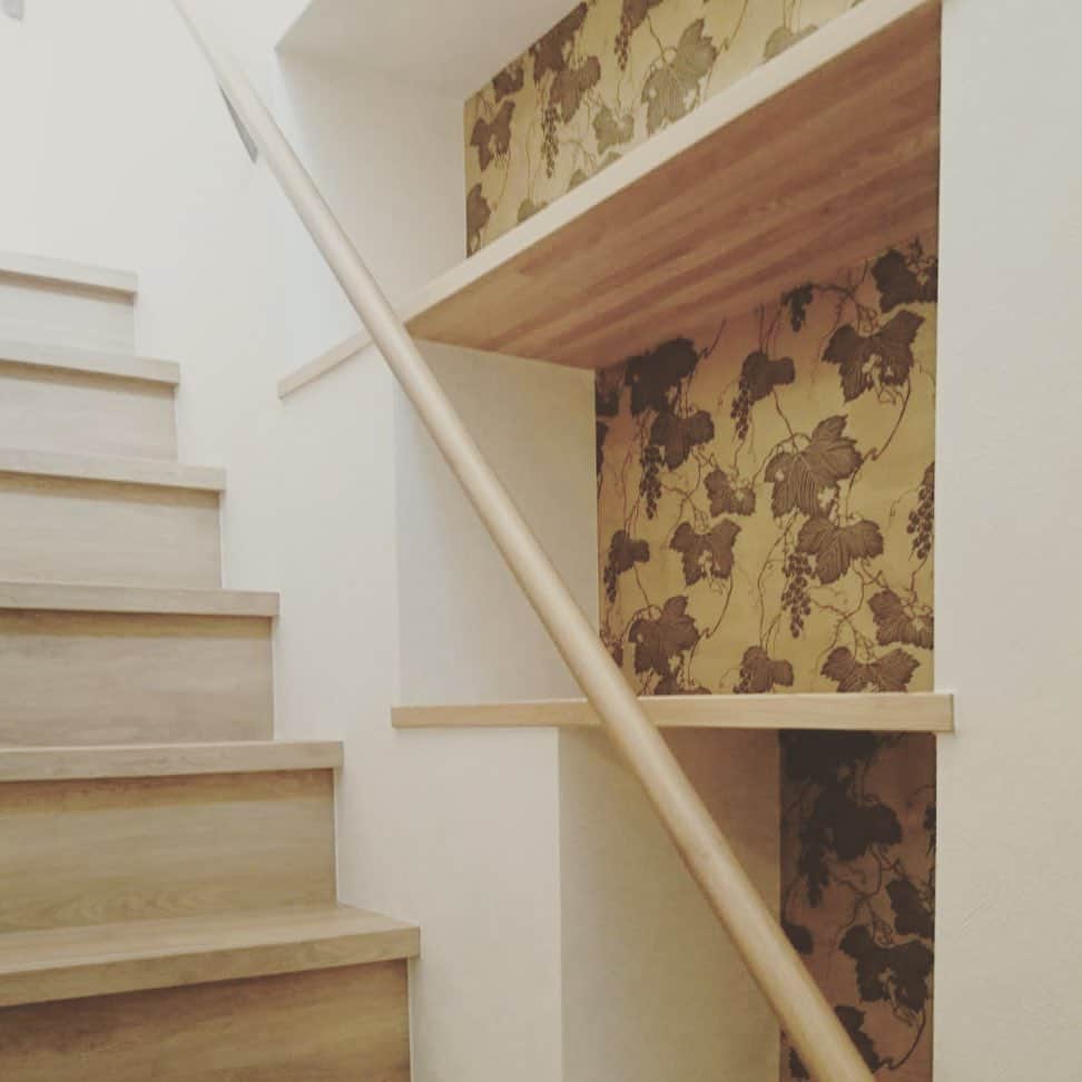 LABOdezaoさんのインスタグラム写真 - (LABOdezaoInstagram)「リフォームならではの一ひねり、階段横のデッドスペースを楽しい形の飾棚に。大胆なクロスを背板がわりに採用して、それ自体がニッチな空間のアクセントになりました。 #アクセントクロス #階段室#飾棚 #ニッチ #リノベーション協議会 今年も秋にはリノベーションエキスポKYOTO開催予定 デス #ライフスタイルリノベーション #マンションリノベ #マンションリノベーション #デザオ建設 #デザオ #DEZAO  #DsLABO #京都#戸建リノベーション #リノベーション #リフォーム  #注文住宅 #マイホーム  #家 #住宅 #建築 #暮らし #マイホーム計画 #インテリア #デザイン #家づくり #木の家#和風モダン  催します。デザオ建設のリフォーム、詳しい情報はこちらからどうぞ → @dezaoreform」7月15日 12時13分 - dezaoreform