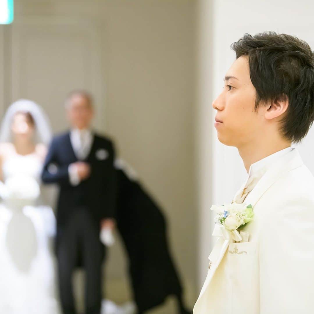 アニヴェルセル 大阪 公式さんのインスタグラム写真 - (アニヴェルセル 大阪 公式Instagram)「. . チャペル入場前のワンシーン トップバッターでご入場する 少し緊張気味のご新郎様🤵 . そんなご新郎を側で温かく見守る ご新婦様とお父様を捉えたお写真です。 . .  #結婚式 #ウエディングフェア#ウェディングフェア #ブライダルフェア #模擬挙式 #試食 #プレ花嫁 #関西プレ花嫁 #日本中のプレ花嫁さんと繋がりたい #marry花嫁#アニスタグラム#happy#wedding #bride #love #anniversaire #bouquet #ウェディング #ウエディング #アニヴェルセル #アニヴェルセル大阪 #アニ嫁 #日本中のアニ嫁さん#チャペル#挙式#入場前」7月15日 12時19分 - anniversaire_osaka