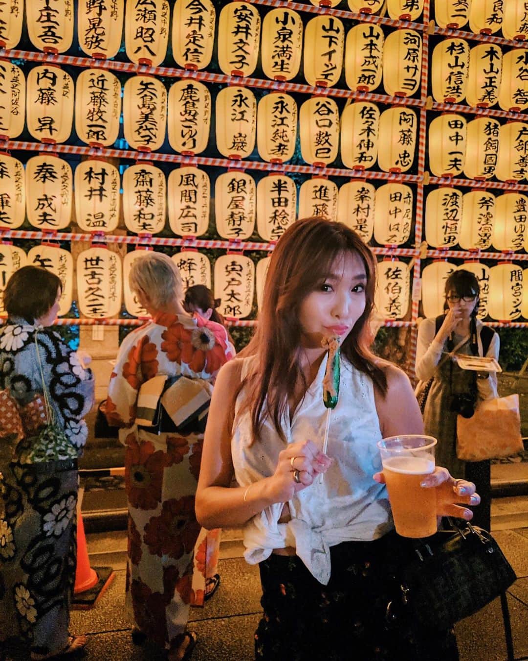小竹麻美のインスタグラム：「お祭りに行ってきたよ〜❤️ 安定の大大混雑🔥これぞみたま！って感じで、お祭りはやっぱりテンションあがる😻❤️ #googlepixel の夜景モードは、 暗いところでもすっごい明るく鮮明に写るから、 夏の夜のイベントにもぴったり🥳👘🦋💫🎇❤️ #Pixelで撮影#Googleのスマホ#お祭り #googlepixel#google#summer#tokyo」