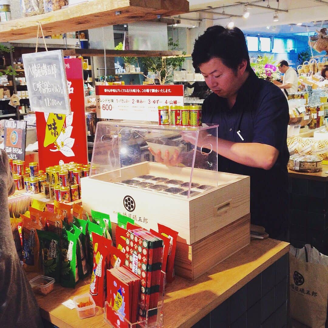 TODAY'S SPECIALさんのインスタグラム写真 - (TODAY'S SPECIALInstagram)「<MARKET-jiyugaoka> 3連休最終日の今日、自由が丘店では長野県から八幡屋礒五郎さん(@yawataya.isogoro )にお越しいただき、お好みのブレンドを楽しんでいただける七味の調合販売を行っております！ . 夏の麺にピッタリの、香り豊かな七味胡麻辣油や普段取扱いの無い商品もお持ちいただいております。 . 無くなり次第終了となりますので、ぜひお早めにお立ち寄りくださいませ。 .  #todaysspecial #トゥデイズスペシャル #jiyugaoka #shibuya #渋谷ヒカリエ #hibiya #東京ミッドタウン日比谷  #八幡屋礒五郎 #七味唐辛子 #七味」7月15日 12時28分 - cibone_ts