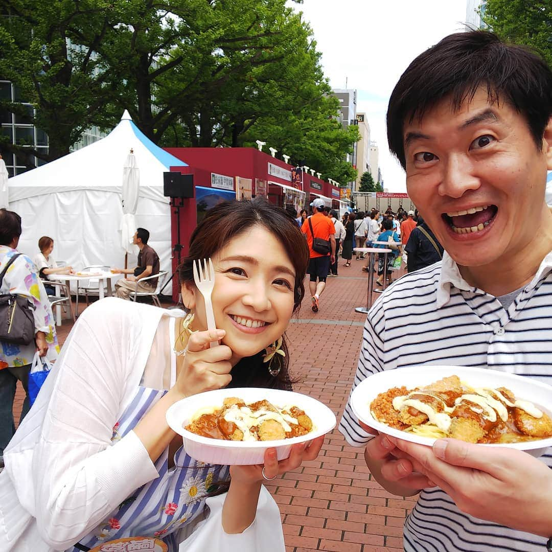 HBC北海道放送アナウンス部さんのインスタグラム写真 - (HBC北海道放送アナウンス部Instagram)「山内要一です。  HBC赤れんがプレミアムフェストは今日が最終日。  本日は、堰八紗也佳アナウンサーと、「ほっかいどうシーフードダイナー」の「鮭のカツスパ」を堪能しました！  ウマイっす！！ . . ステージではHBCラジオ「カーナビラジオ午後一番！」の公開生放送も行われてます。  お時間ある方、ぜひ、札幌市北3条広場にお越しください！  それと…きのう私山内、佐々木佑花アナウンサー、森結有花アナウンサーで司会を務めた「HBCアナウンサーステージ」は、HBC制作の番組やコンテンツを、いつでもどこでも視聴できる、無料動画配信サービス「もんすけTV」で、ご覧頂けます！ ぜひご覧ください！  #hbc赤れんがプレミアムフェスト #hbcアナウンサー  #hbcradio  #カーナビラジオ午後一番  #山内要一  #堰八紗也佳 #佐々木佑花  #森結有花  #もんすけtv  #ジェスチャーは国境を越える  #ジェスチャーゲーム爆笑」7月15日 12時29分 - hbc_announcer