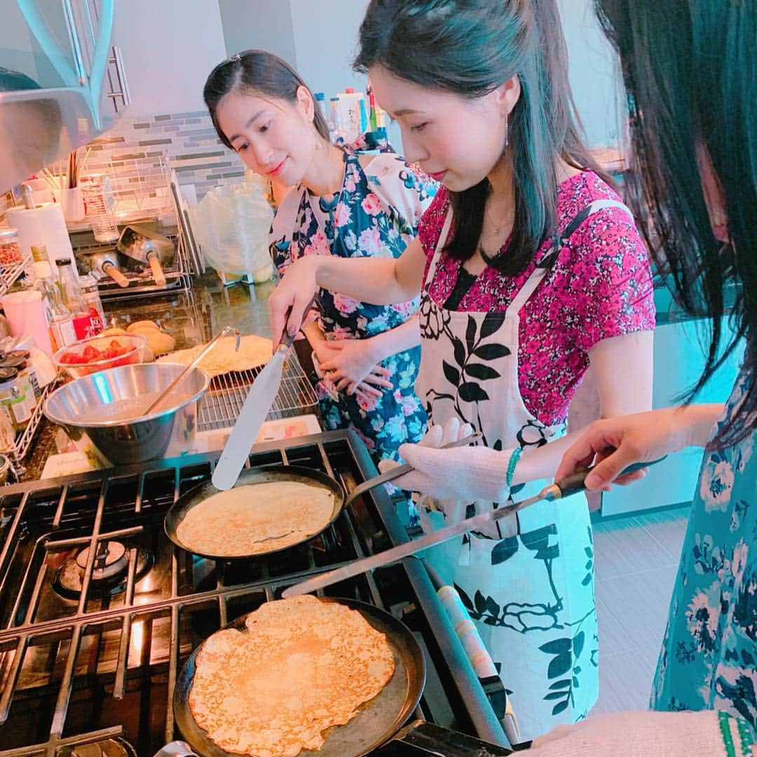 早川茉希さんのインスタグラム写真 - (早川茉希Instagram)「👩‍🍳🍰 @ecole_chez_haru 先生のお菓子教室💗  今月は、ミルクレープと グレープフルーツゼリーを教わりました💛 ・ 💜ミルクレープ💜 ひたすらクレープを焼いていると 段々コツを掴んできて楽しい！無心になれる😂 生地は冷凍保存できるから、 まとめて作っておくと便利だそう🎵 バターと蜂蜜をかけても絶対おいしいぞ🐝 たっぷり挟んだカスタードクリームと フルーツは最高でした🥺🍓 そして、ミルクレープが日本生まれだということを 初めて知った🤭🇯🇵 ・ 💛グレープフルーツゼリー💛 見た目は丸ごとフルーツなのに 切ったら#ぷるんぷるん のサプライズ感もあり、 絶対リピートしたい😍💗 コラーゲンたっぷりのさっぱりゼリーは BBQなどにも持って行きやすく、 男性にも喜ばれるとのこと🥺🧡 食べ終わったら皮を捨てられて良さそう！  フランスでパティシエをされていた 先生渾身のレシピ本#私が教室で伝えたいレシピ  も受け取れました😆❤️ 写真も綺麗だし、どれも本当に美味しそう！！🤤 習ったお菓子も載ってる🙏🏻✨ ・ ちなみに、日本からも購入できるそうです😊📖 （お友達がお問い合わせをくれました🥺） ・ 今回も素敵な時間をありがとうございました💓  #lesson #sweets #crapecake #chicago #お菓子教室 #大人の習い事 #ミルクレープ #グレープフルーツゼリー #まるごとゼリー #シカゴ #シカゴ生活 #海外駐在 #アメリカ暮らし #お菓子作り #レシピ本 #駐在妻さんと仲良くなりたい」7月15日 12時21分 - maki_hayakawa