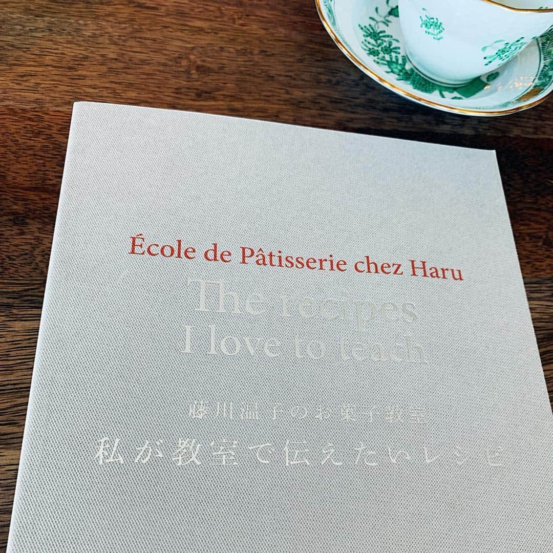 早川茉希さんのインスタグラム写真 - (早川茉希Instagram)「👩‍🍳🍰 @ecole_chez_haru 先生のお菓子教室💗  今月は、ミルクレープと グレープフルーツゼリーを教わりました💛 ・ 💜ミルクレープ💜 ひたすらクレープを焼いていると 段々コツを掴んできて楽しい！無心になれる😂 生地は冷凍保存できるから、 まとめて作っておくと便利だそう🎵 バターと蜂蜜をかけても絶対おいしいぞ🐝 たっぷり挟んだカスタードクリームと フルーツは最高でした🥺🍓 そして、ミルクレープが日本生まれだということを 初めて知った🤭🇯🇵 ・ 💛グレープフルーツゼリー💛 見た目は丸ごとフルーツなのに 切ったら#ぷるんぷるん のサプライズ感もあり、 絶対リピートしたい😍💗 コラーゲンたっぷりのさっぱりゼリーは BBQなどにも持って行きやすく、 男性にも喜ばれるとのこと🥺🧡 食べ終わったら皮を捨てられて良さそう！  フランスでパティシエをされていた 先生渾身のレシピ本#私が教室で伝えたいレシピ  も受け取れました😆❤️ 写真も綺麗だし、どれも本当に美味しそう！！🤤 習ったお菓子も載ってる🙏🏻✨ ・ ちなみに、日本からも購入できるそうです😊📖 （お友達がお問い合わせをくれました🥺） ・ 今回も素敵な時間をありがとうございました💓  #lesson #sweets #crapecake #chicago #お菓子教室 #大人の習い事 #ミルクレープ #グレープフルーツゼリー #まるごとゼリー #シカゴ #シカゴ生活 #海外駐在 #アメリカ暮らし #お菓子作り #レシピ本 #駐在妻さんと仲良くなりたい」7月15日 12時21分 - maki_hayakawa