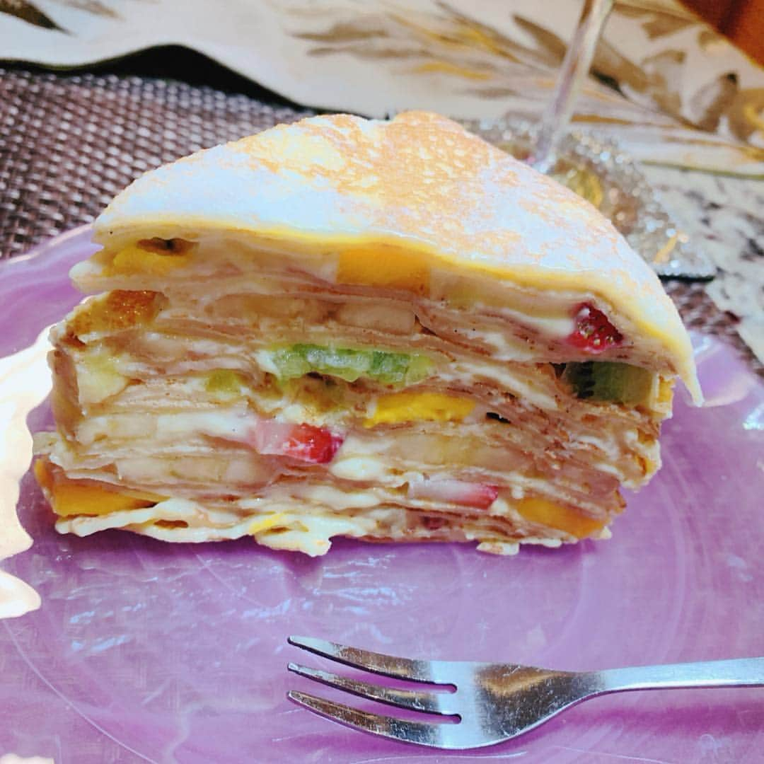 早川茉希さんのインスタグラム写真 - (早川茉希Instagram)「👩‍🍳🍰 @ecole_chez_haru 先生のお菓子教室💗  今月は、ミルクレープと グレープフルーツゼリーを教わりました💛 ・ 💜ミルクレープ💜 ひたすらクレープを焼いていると 段々コツを掴んできて楽しい！無心になれる😂 生地は冷凍保存できるから、 まとめて作っておくと便利だそう🎵 バターと蜂蜜をかけても絶対おいしいぞ🐝 たっぷり挟んだカスタードクリームと フルーツは最高でした🥺🍓 そして、ミルクレープが日本生まれだということを 初めて知った🤭🇯🇵 ・ 💛グレープフルーツゼリー💛 見た目は丸ごとフルーツなのに 切ったら#ぷるんぷるん のサプライズ感もあり、 絶対リピートしたい😍💗 コラーゲンたっぷりのさっぱりゼリーは BBQなどにも持って行きやすく、 男性にも喜ばれるとのこと🥺🧡 食べ終わったら皮を捨てられて良さそう！  フランスでパティシエをされていた 先生渾身のレシピ本#私が教室で伝えたいレシピ  も受け取れました😆❤️ 写真も綺麗だし、どれも本当に美味しそう！！🤤 習ったお菓子も載ってる🙏🏻✨ ・ ちなみに、日本からも購入できるそうです😊📖 （お友達がお問い合わせをくれました🥺） ・ 今回も素敵な時間をありがとうございました💓  #lesson #sweets #crapecake #chicago #お菓子教室 #大人の習い事 #ミルクレープ #グレープフルーツゼリー #まるごとゼリー #シカゴ #シカゴ生活 #海外駐在 #アメリカ暮らし #お菓子作り #レシピ本 #駐在妻さんと仲良くなりたい」7月15日 12時21分 - maki_hayakawa