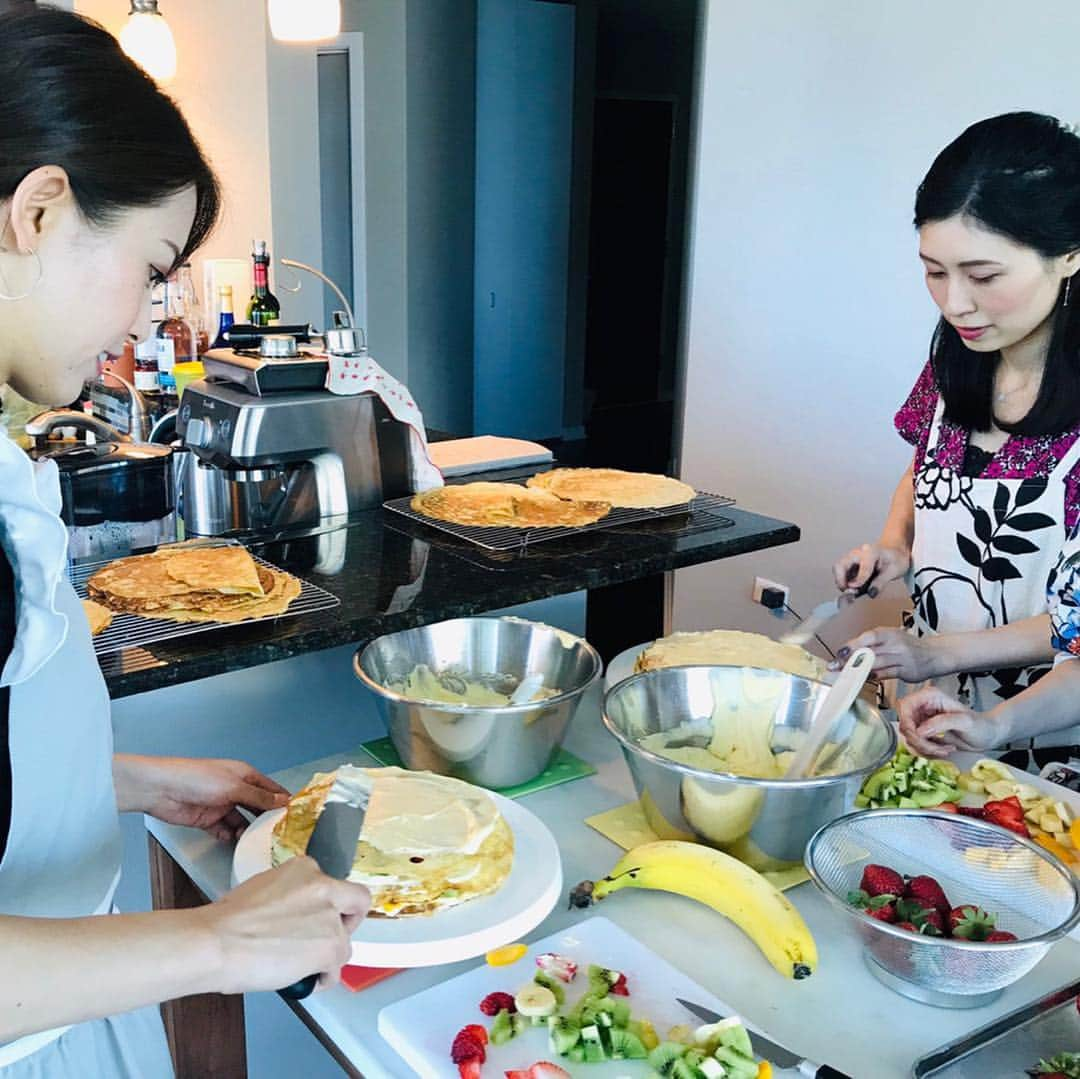 早川茉希さんのインスタグラム写真 - (早川茉希Instagram)「👩‍🍳🍰 @ecole_chez_haru 先生のお菓子教室💗  今月は、ミルクレープと グレープフルーツゼリーを教わりました💛 ・ 💜ミルクレープ💜 ひたすらクレープを焼いていると 段々コツを掴んできて楽しい！無心になれる😂 生地は冷凍保存できるから、 まとめて作っておくと便利だそう🎵 バターと蜂蜜をかけても絶対おいしいぞ🐝 たっぷり挟んだカスタードクリームと フルーツは最高でした🥺🍓 そして、ミルクレープが日本生まれだということを 初めて知った🤭🇯🇵 ・ 💛グレープフルーツゼリー💛 見た目は丸ごとフルーツなのに 切ったら#ぷるんぷるん のサプライズ感もあり、 絶対リピートしたい😍💗 コラーゲンたっぷりのさっぱりゼリーは BBQなどにも持って行きやすく、 男性にも喜ばれるとのこと🥺🧡 食べ終わったら皮を捨てられて良さそう！  フランスでパティシエをされていた 先生渾身のレシピ本#私が教室で伝えたいレシピ  も受け取れました😆❤️ 写真も綺麗だし、どれも本当に美味しそう！！🤤 習ったお菓子も載ってる🙏🏻✨ ・ ちなみに、日本からも購入できるそうです😊📖 （お友達がお問い合わせをくれました🥺） ・ 今回も素敵な時間をありがとうございました💓  #lesson #sweets #crapecake #chicago #お菓子教室 #大人の習い事 #ミルクレープ #グレープフルーツゼリー #まるごとゼリー #シカゴ #シカゴ生活 #海外駐在 #アメリカ暮らし #お菓子作り #レシピ本 #駐在妻さんと仲良くなりたい」7月15日 12時21分 - maki_hayakawa