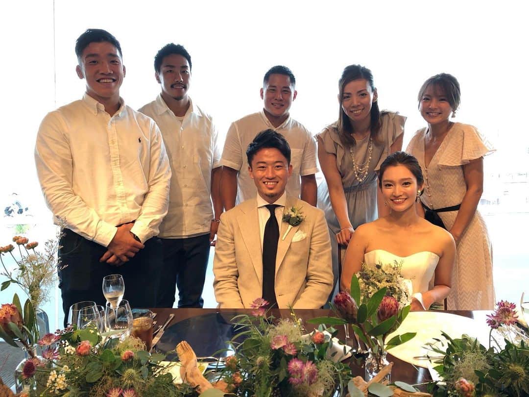 矢野良子のインスタグラム：「アスリートの友人の結婚式  素敵なお式でした✨  @shingomaeda_official  @hitomi_a  おめでとう〜🎉 . ＃アスリート#ウエディング#仲間#family#athlete  #アメフト#ラグビー#バスケ #3x3#スポーツで繋がる輪  #おめでとう #アスリートと繋がりたい」