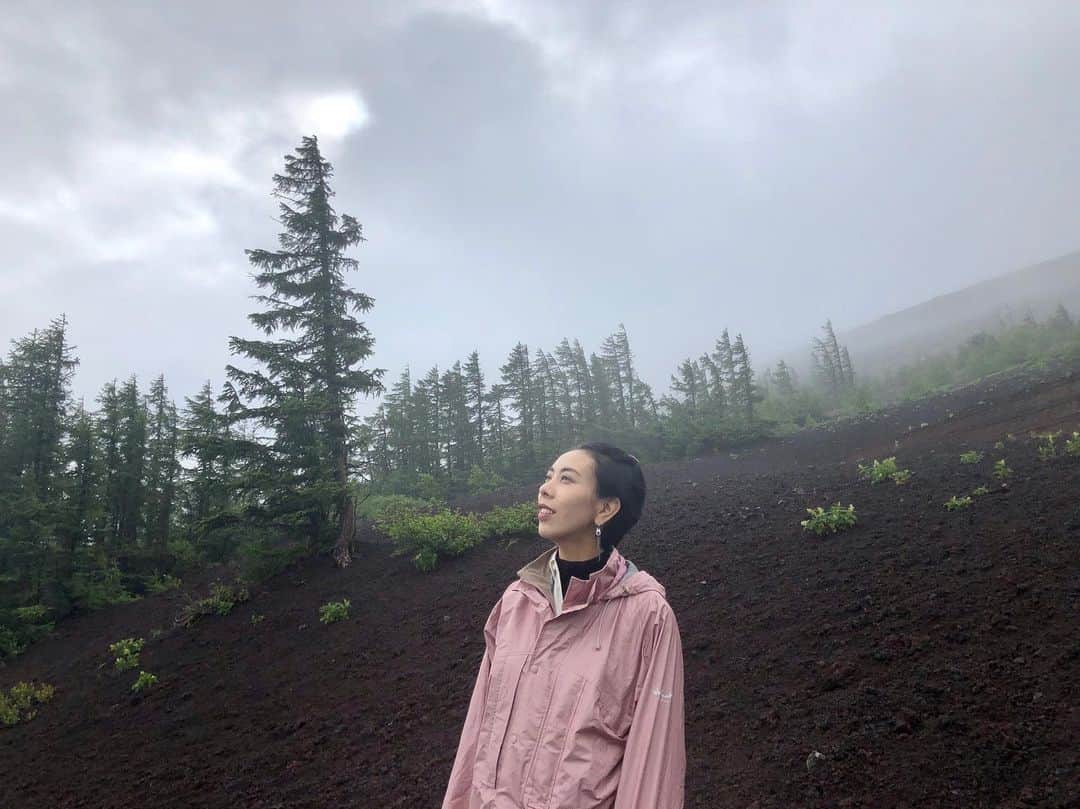 LOVEのインスタグラム：「Photography by Akane Matsumoto  #mtfuji  #trecking #お中道 #EL2000m」