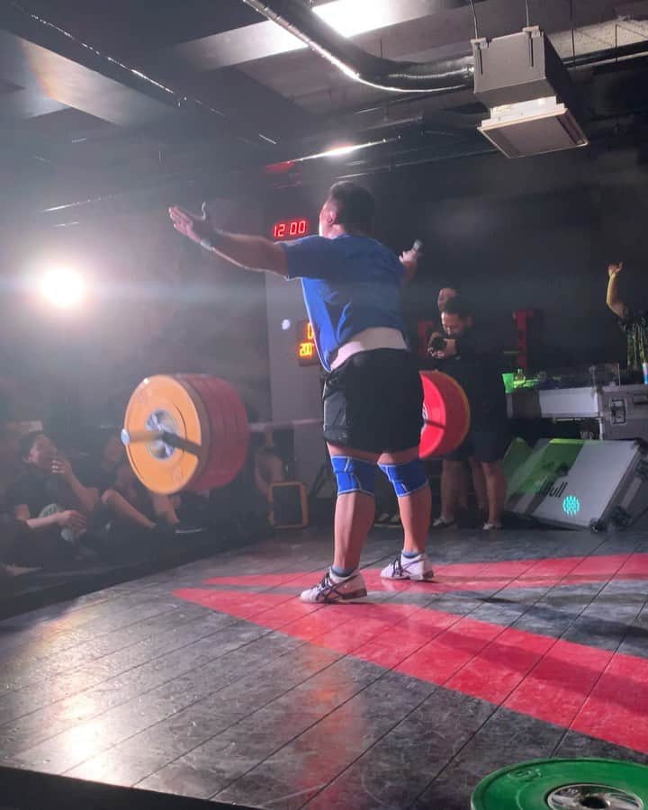 山本俊樹のインスタグラム：「- @crossfit_blackships  TOKYO STRENGTH 2019 Thruster 200KG  トリを飾ったのは、日本最強にしてお祭り男！ @eishiro_murakami  やばいやばいと思っていたが、実際スラスター200KGをする姿を前にしてその凄さを再認識させられた。  ウエイトリフティングは単調な競技だけにエンターテイメント性に欠ける部分があった。しかし今回の音楽、照明、MCのすべての融合によって、ただ単純に強いだけを表現するだけの競技でないことを感じた。  ウエイトリフティングが ”見せる” “楽しませる” この要素がもっと表現出来れば #ウエイトリフティングやろうぜ がもっと盛り上がるはず！！！」
