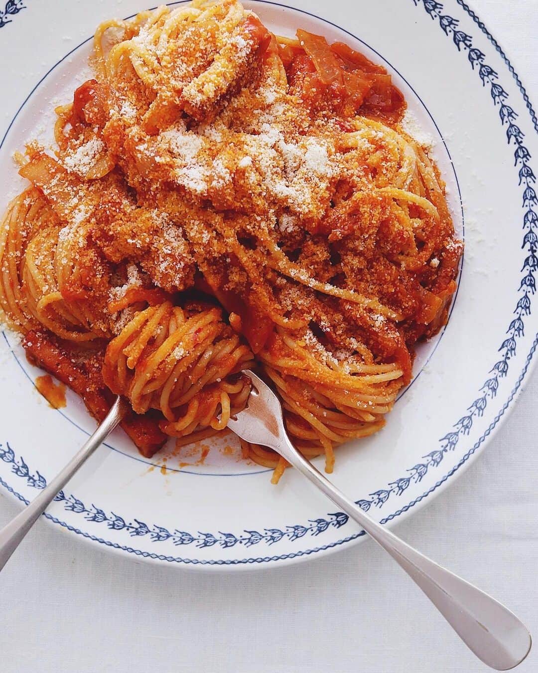 樋口正樹さんのインスタグラム写真 - (樋口正樹Instagram)「Spaghetti all' Amatriciana . 休日のお昼は大皿、 スパゲッティーで アマトリチャーナ。 本日のイベントは タバスコ食べ比べ。 . . . #アマトリチャーナ #TABASCO #タバスコ #スコーピオンソース #amatriciana #spaghetti #primipiatti #topitalianfood #italyfood #italianfood #pastamania #pastalover #lovepasta #pastaitaliana #holidaylunch #EEEEEATS」7月15日 12時36分 - higuccini