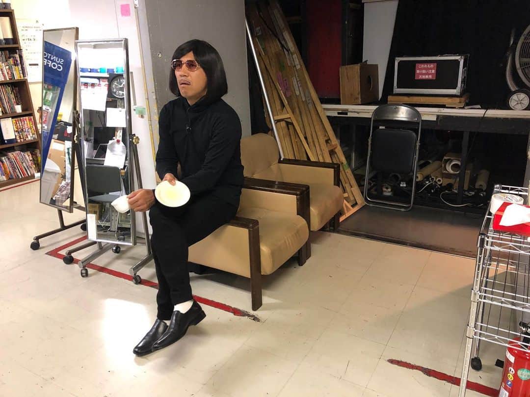 のインスタグラム：「☕️本日の #音無礼二 〜ルミネ編〜 お出番を待つ音無先生。 コーヒーは受け皿ごと持ち運ぶのが音無先生流です。 . 本日ルミネtheよしもとにて新ネタやってます。 是非お越し下さい！ . #ガレッジセール #ゴリ #川田 #ワンナイ #コント #ルミネtheよしもと #お笑い #芸人 #新ネタ #楽屋 #offショット」