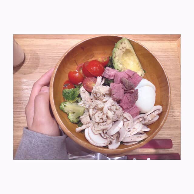 みのり(26)＠東京 ダイエットさんのインスタグラム写真 - (みのり(26)＠東京 ダイエットInstagram)「お昼ごはん . #サラダランチ  #saladbowl . ささみ ローストビーフ ゆでたまご アボカド ブロッコリー トマト パプリカ 紫キャベツ . . ドレッシングはオリーブオイルと塩💓 . . ご飯🍚ものがないときは アボカドとかオリーブオイル🥑で、 ガソリン注入⛽️🚗 . 下に野菜が🥦ミシミシ入ってるから お腹いっぱいになるよ😬 . . 今日はお休みなんだけど、 珍しく予定が何もなくて(*´・ω・｀*) . 生理前なのか、頭痛と高温で 家にいてもグータラしてるから 大好きなサラダ食べにきた😻 . . 体温は高温なのに、 めっちゃ寒いからトレーナーきてる🤒 . . 節々も痛いし、ん？肩こりか？(*´・ω・｀*) . . ん、生理前か？ふつうに熱あんのか？ . . あんまり深く考えるのめんどくさいから 考えないo(。・ω・。)○ぴゃーい . . やりたいことやってれば、 悩みも消えるでしょう🤤💓 . . と、いうわけで #haveaniceday 🏝🌊🍧 . . ◉ライザップ公認の紹介アンバサダーです。 〜紹介特典でお得に入会できます〜 . ▶︎全国どの店舗でもOK 紹介カウンセリング限定で、 ２週間のトライアルコースもあります(^_^)/ . 入会やカウンセリングをお考えの方、 ご質問なども、DM✉️ください。 . ★トレーニング見学もできます★ RIZAP BMG2017🥈2018特典あり😉 . #rizap #ライザップ #ダイエット #diet #ダイエット日記 #レコーディングダイエット #instadiet #ダイエット仲間募集 #ダイエッター #公開ダイエット  #昼ごはん #昼御飯 #lunch #昼ご飯 #昼食  #おうちごはん #糖質制限 #healthyfood #healthylifestyle」7月15日 12時40分 - minorizap