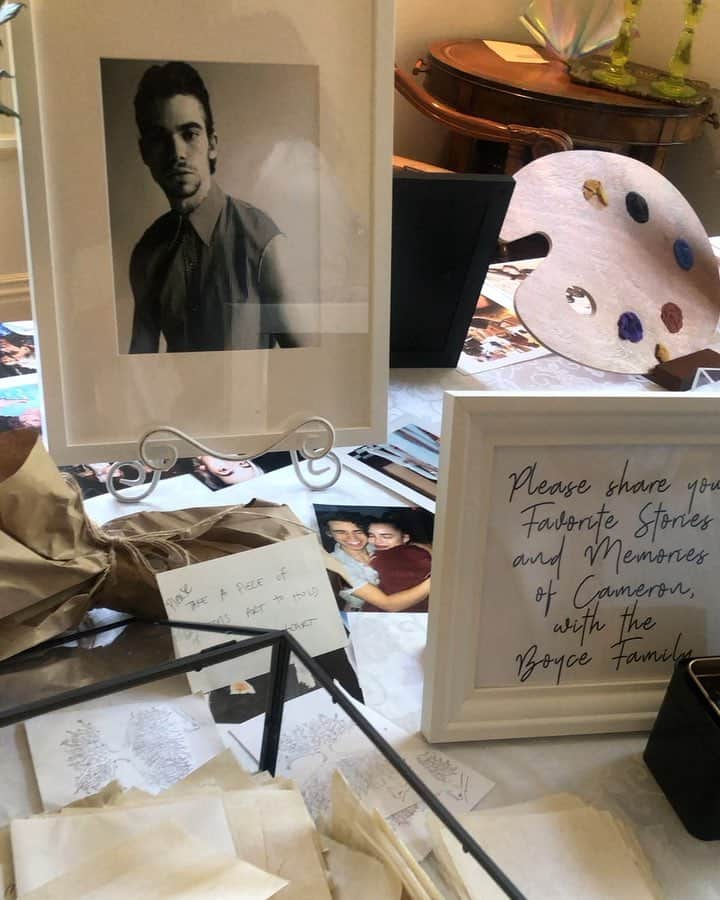 デビー・ライアンのインスタグラム：「this effervescent soul attracted art, respect, poetry, kindness, community— what a gift to be brought together today in a deeply bittersweet celebration of a life we were so fortunate to intersect with ✨ His mom told me “He is our compass.” and it’s showing, as all directions have pointed to love and light and togetherness. We love you Cameron. Thank you for what you’ve given us, and continue to give us」