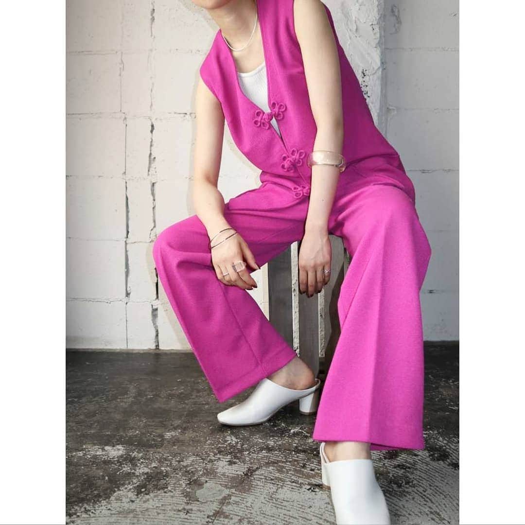 吉祥寺 古着屋 Orfeoのインスタグラム：「Sleeveless China Setup  #orfeo #kichijoji #tokyo #vintage #used #fashion #coordinate #outfit #オルフェオ #吉祥寺 #東京 #古着 #古着屋 #ヴィンテージ #ユーズド #ファッション #コーディネート  掲載商品のお問い合わせはメールにて承っております。コメント、DMでのお問い合わせは受け付けておりませんのでご了承ください。」