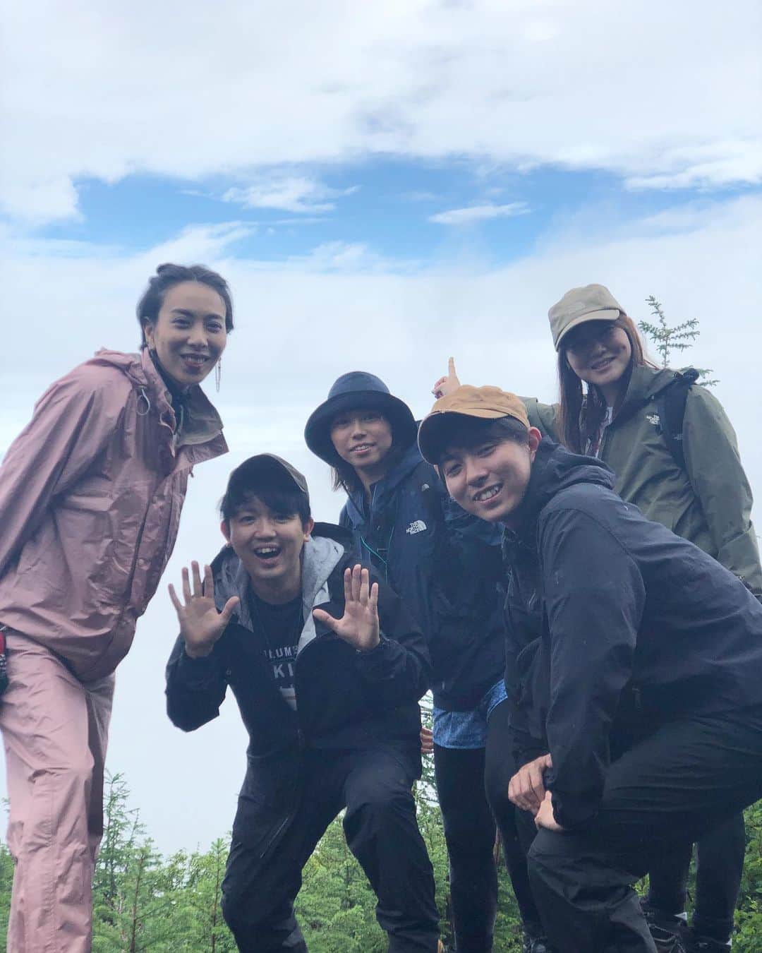 LOVEのインスタグラム：「晴れ間がこんなに有難いとはね。  今回のイベント、マイペースながらの司会を務めさせていただいた。37局、それぞれの故郷を持つ話し手さん達も、いろんな災害や復興を背負っていらっしゃる。また会いにいけたらいいなと心底思いました。  いくら写真をみても、話を聞いても、来なきゃ行かなきゃ分からないことがありますね。旅をしましょう。  ゴミを掘り進めたら、35年前の一円玉と共に、どなたかの生活や家庭を思わずにはいられないモノが沢山出てきた。どんな経緯であんなに土に深く埋まったか埋めたかはわからないけど。放置したらこんなに大変になるのか、とりきれたら清々しいだろうに、こんなにやりきれないのか、と。20年近くも続いてる取り組みに頭が下がりました。  捨てたいくらいの思いのこしやトラウマや過ちも。 逆に、善意や真心ですら、生かせずにいたら腐るんだな！  健やかであれ！です。 いい旅でした。  ありがとうございました！  #クタクタや #足腰が子鹿や #心だけ満タンや」
