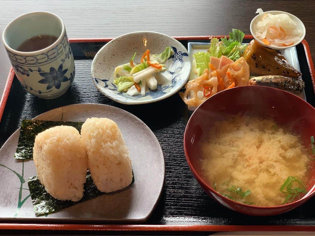 青山有紀さんのインスタグラム写真 - (青山有紀Instagram)「わかうら食堂さんで鯛飯おむすび。 雨を浴びた花々が嬉しそうだった✨」7月15日 13時12分 - yukiaoya