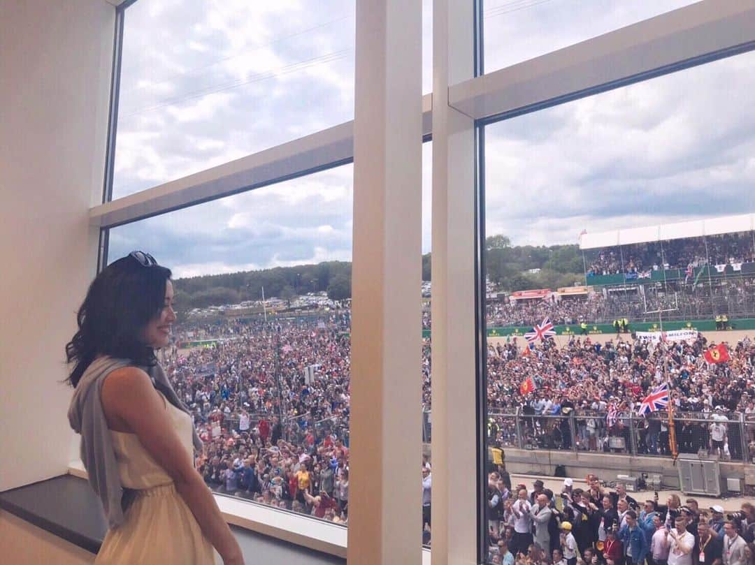 Rina Itagakiのインスタグラム：「Amazing atmosphere at the British Grand Prix🏎 初のイギリスGP楽しかった🇬🇧 写真はポディウム裏🏆週末のチケットは売れ切れだったそうで、とにかくすごい盛り上がりでした😳 #britishgp #silverstone #potd #formulaone #f1」