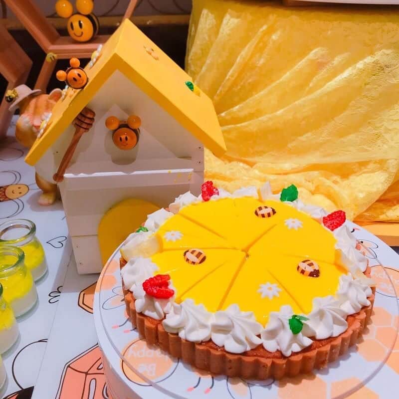 CHOCOさんのインスタグラム写真 - (CHOCOInstagram)「🌻💛🐝💛🌻🐝💛🌻 . #ホテルデザートビュッフェ🍰happyハニーホリック🍯😻 . はちみつ🍯と、チーズ🧀がメインのスイーツが勢揃い🧡 フルーツを使ったスイーツもあったよ🍊🍋 ビタミンカラーに囲まれてHappyな気分🎉💕 . . #ヒルトン東京 #マーブルラウンジ #hiltontokyo #happyハニーホリック #linefriends #withCHOCO」7月15日 13時09分 - this_is_choco