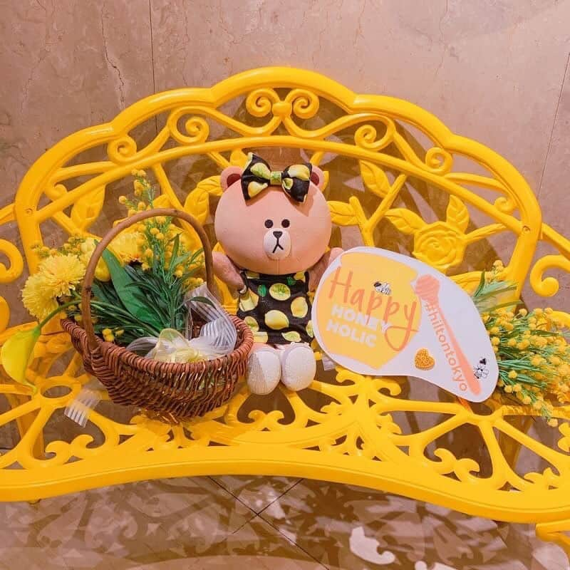 CHOCOさんのインスタグラム写真 - (CHOCOInstagram)「🌻💛🐝💛🌻🐝💛🌻 . #ホテルデザートビュッフェ🍰happyハニーホリック🍯😻 . はちみつ🍯と、チーズ🧀がメインのスイーツが勢揃い🧡 フルーツを使ったスイーツもあったよ🍊🍋 ビタミンカラーに囲まれてHappyな気分🎉💕 . . #ヒルトン東京 #マーブルラウンジ #hiltontokyo #happyハニーホリック #linefriends #withCHOCO」7月15日 13時09分 - this_is_choco