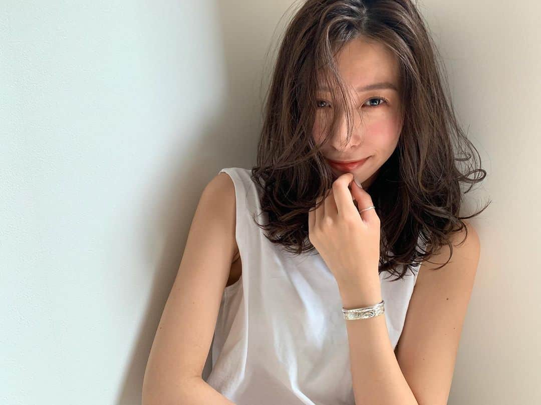 のインスタグラム：「色気とナチュラル感 目元を弱めにしてみた 可愛いと思うねんけどどうですか？？^_^ #センシュアル 梅田と東京出店を計画中 スタッフ募集中メッセージくださいね★ AVANCE.CROSStuin梅田茶屋町 TEL06-6377-7211 AVANCE.CROSSmel c西梅田 TEL06-6348-2050 gif.hair TEL06-6377-7277 AVANCE.京橋 TEL06-6356-1555」