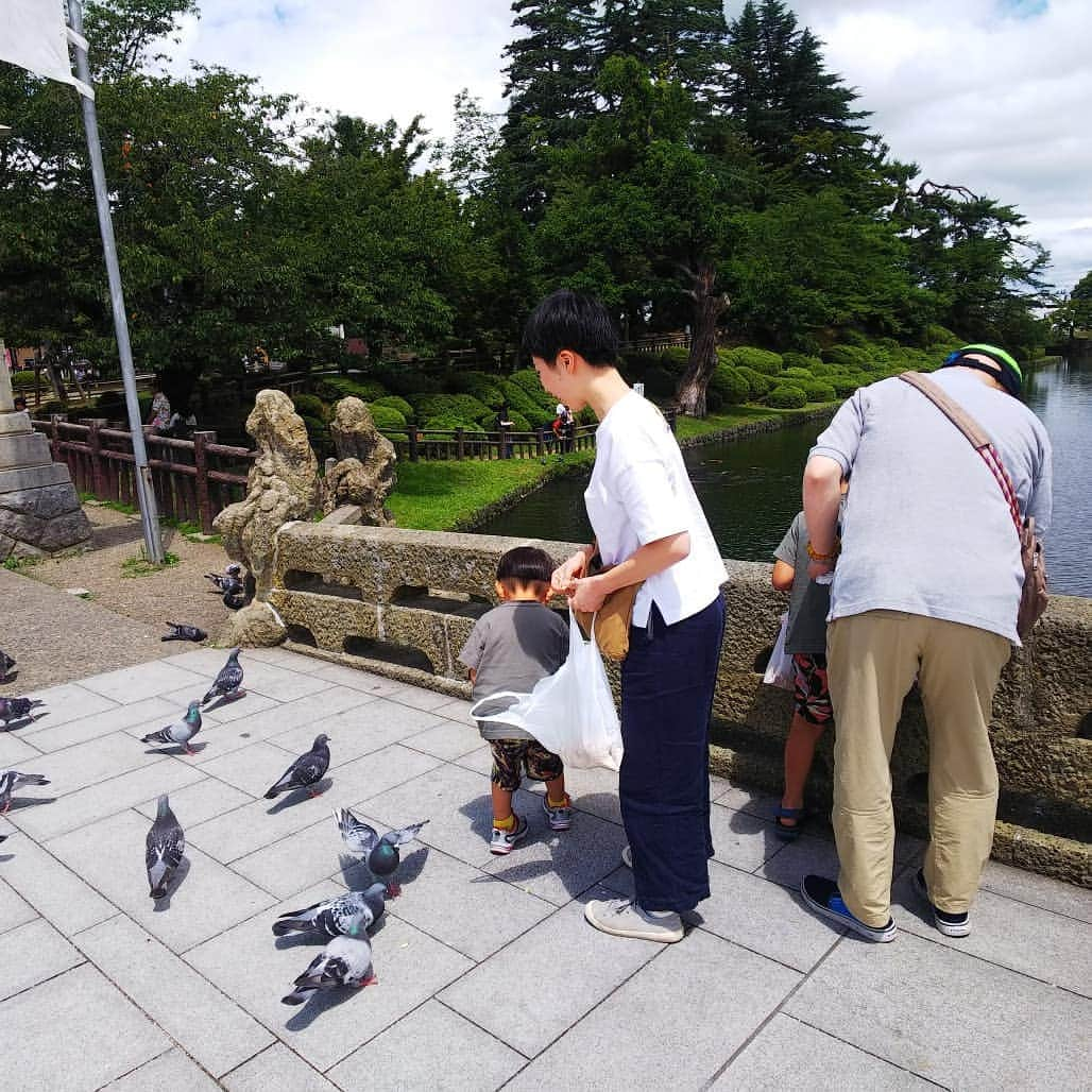 みながわゆみさんのインスタグラム写真 - (みながわゆみInstagram)「#米沢市 #上杉神社 #上杉公園 #青空 #お堀 #おほり #はと #鳩 #はとにえさやり #鯉にえさやり #こわいけど #孫達と一緒に #楽しい時間 #感謝 #ありがとう #緑がきれい」7月15日 13時15分 - nama.09.19