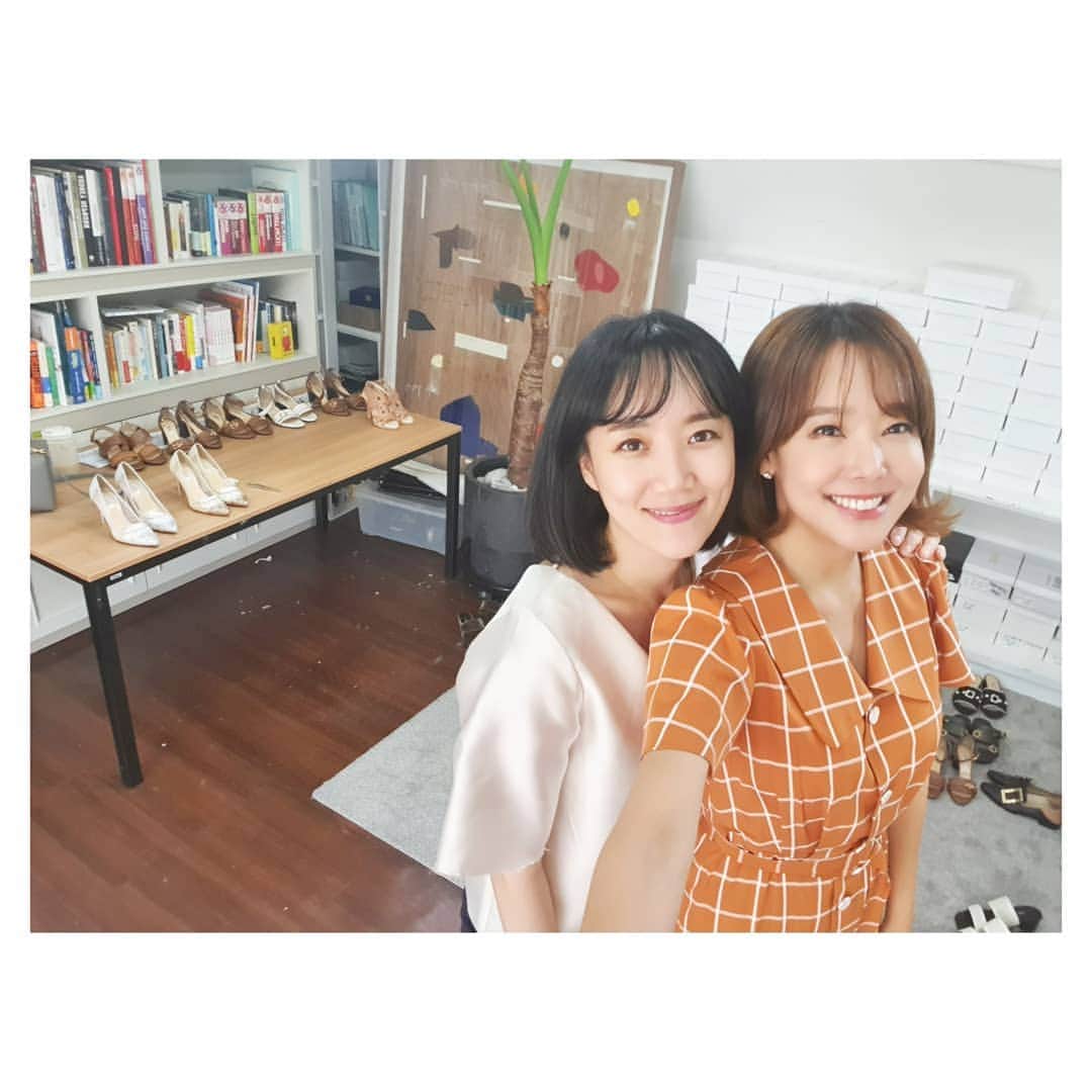 ソ・ユジンさんのインスタグラム写真 - (ソ・ユジンInstagram)「신슈즈대표님 리온언니와 @leeon_kim 함께 한 #소여사이벤트 는 내일 오후 3시 @synnshoes 에서 발표합니다 ~ 👠😄 #신슈즈이벤트」7月15日 13時24分 - yujin_so