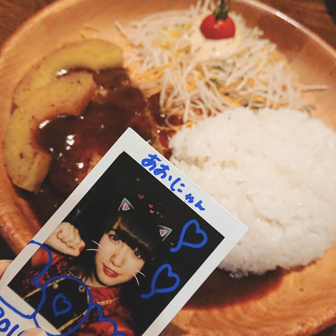 空野青空のインスタグラム：「昨日の #チェキごはん 😋🍴 . . せれちゅをいただきました"♡"♡(*///ᴗ///*)♡"♡" 今日のイベントで会えるから楽しみなんだ〜🥺🥺🥺ちゅちゅちゅ(♡) . . びっくりドンキーにいったらみんなは何を頼むの〜？🦍✨ わたしはほぼ毎回チーズパケットデッシュにパイナップルトッピングといちごみるくだよんっ(˘ω˘)おすすめの組み合わせ❤❤❤ . . 今日も一日ぼんぼりわっしょーい！ . . . #飯テロ #びっくりドンキー #チェキはいいぞ #食チェキ #チェキのある生活 #あおにゃん #空野青空 #せれちゅ #オレモーLIVE #推しごと」
