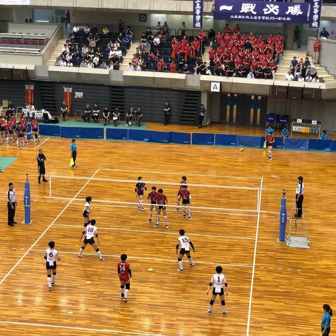 井上香織さんのインスタグラム写真 - (井上香織Instagram)「2019.7.15🏐 高校バレーの近畿大会がグリーンアリーナ神戸で行われていたので氷上の応援に行ってきました📣 ・ ベスト4に残り今日はvs京都橘。 ・ 0-2で負けてしまいましたが、やっぱりバレーは楽しいなぁと改めて思う😌 ・ 氷上の応援懐かしく、ずっと変わらないので載せました😆 氷上OGの皆さん是非見てください👍 ・ #高校バレー #氷上高校 #バレーボール #近畿大会 #グリーンアリーナ神戸 #負けたけど楽しかった」7月15日 13時26分 - kaorin888