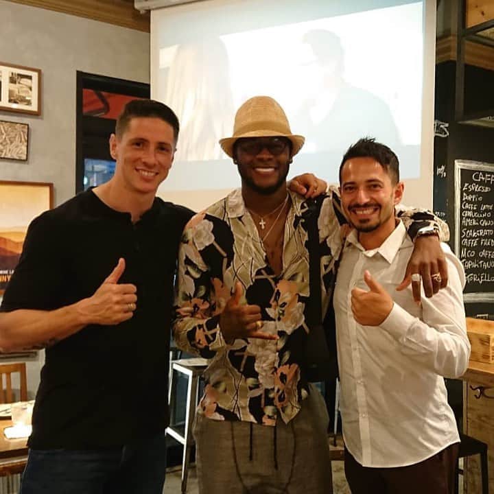 フェルナンド・トーレスのインスタグラム：「Con mi panita @ibarbovictor y con mi Napolitano favorito  @alessioinairam . 👌🏻」