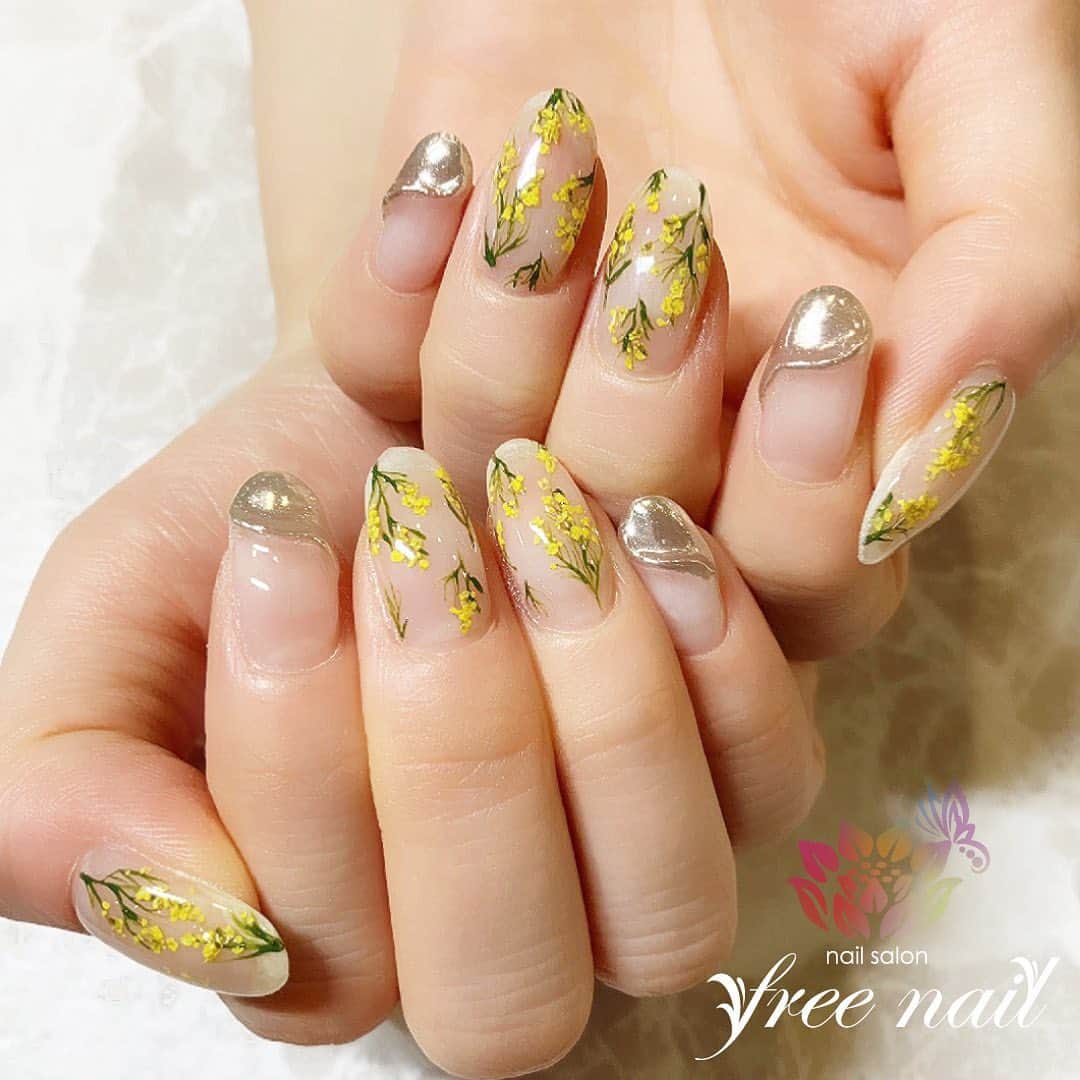 free nail フリーネイルのインスタグラム：「. お客様ネイル💅🏻🦋✨ . ワイルドフラワーネイル🌼✨ . 可憐🌼✨ . ご来店ありがとうございました🙇🏻‍♀️🙇🏻‍♀️🙇🏻‍♀️💗 . #ネイル #フリーネイル #ネイルアート #ジェルネイル #ネイルサロン #大阪ネイルサロン #ネイルデザイン #ネイルチェンジ #フラワーネイル #小花ネイル #ミラーネイル #手書きアート #イエローネイル #クリアネイル #デザインネイル #シンプルネイル #トレンドネイル #美爪ネイル #大人ネイル #夏ネイル #美甲 #日式美甲 #summernails #nailsart #nailsalon #nailsdid #newnails #newnail #freenail」