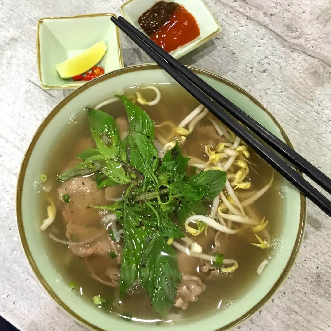 Li Tian の雑貨屋さんのインスタグラム写真 - (Li Tian の雑貨屋Instagram)「Comforting bowl of beef pho for the cooling weather 😌 the soup was slightly  salty but it’s a relief to know that no msg was added to it. And the folks here use basil leaf instead coriander to enhance the aroma • • • #sgeats #singapore #local #best #delicious #food #igsg #sgig #restaurant #exploresingapore #eat #sgfoodies #gourmet #yummy #yum #sgfood #foodsg #burpple #exploresingapore #beautifulcuisines #bonappetit #instagood  #eatlocal #vietnam #musttry #noodles」7月15日 13時48分 - dairyandcream