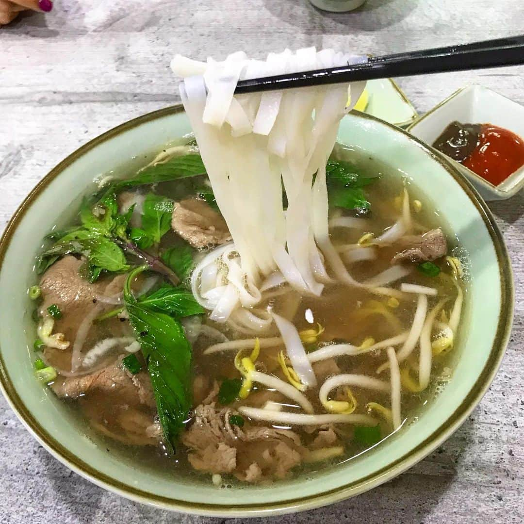 Li Tian の雑貨屋さんのインスタグラム写真 - (Li Tian の雑貨屋Instagram)「Comforting bowl of beef pho for the cooling weather 😌 the soup was slightly  salty but it’s a relief to know that no msg was added to it. And the folks here use basil leaf instead coriander to enhance the aroma • • • #sgeats #singapore #local #best #delicious #food #igsg #sgig #restaurant #exploresingapore #eat #sgfoodies #gourmet #yummy #yum #sgfood #foodsg #burpple #exploresingapore #beautifulcuisines #bonappetit #instagood  #eatlocal #vietnam #musttry #noodles」7月15日 13時48分 - dairyandcream