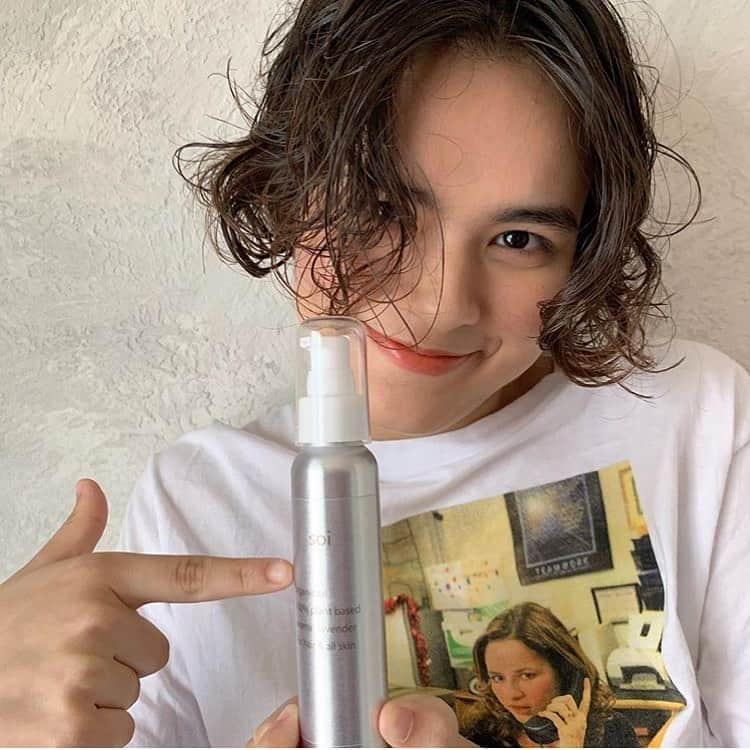 ELICA COLLECTIONさんのインスタグラム写真 - (ELICA COLLECTIONInstagram)「パーマスタイルにsoioil🦱 #抜け感 #透明感 #ヘアケア #ヘアバーム  #ショート #シアバター #濡れ感 #soi #elica #ミツロウ #ナチュラルバーム #カジュアル #soioil #soibalm #アットコスメ #ヘアオイル #ヘアーワックス」7月15日 13時49分 - soi_haircare