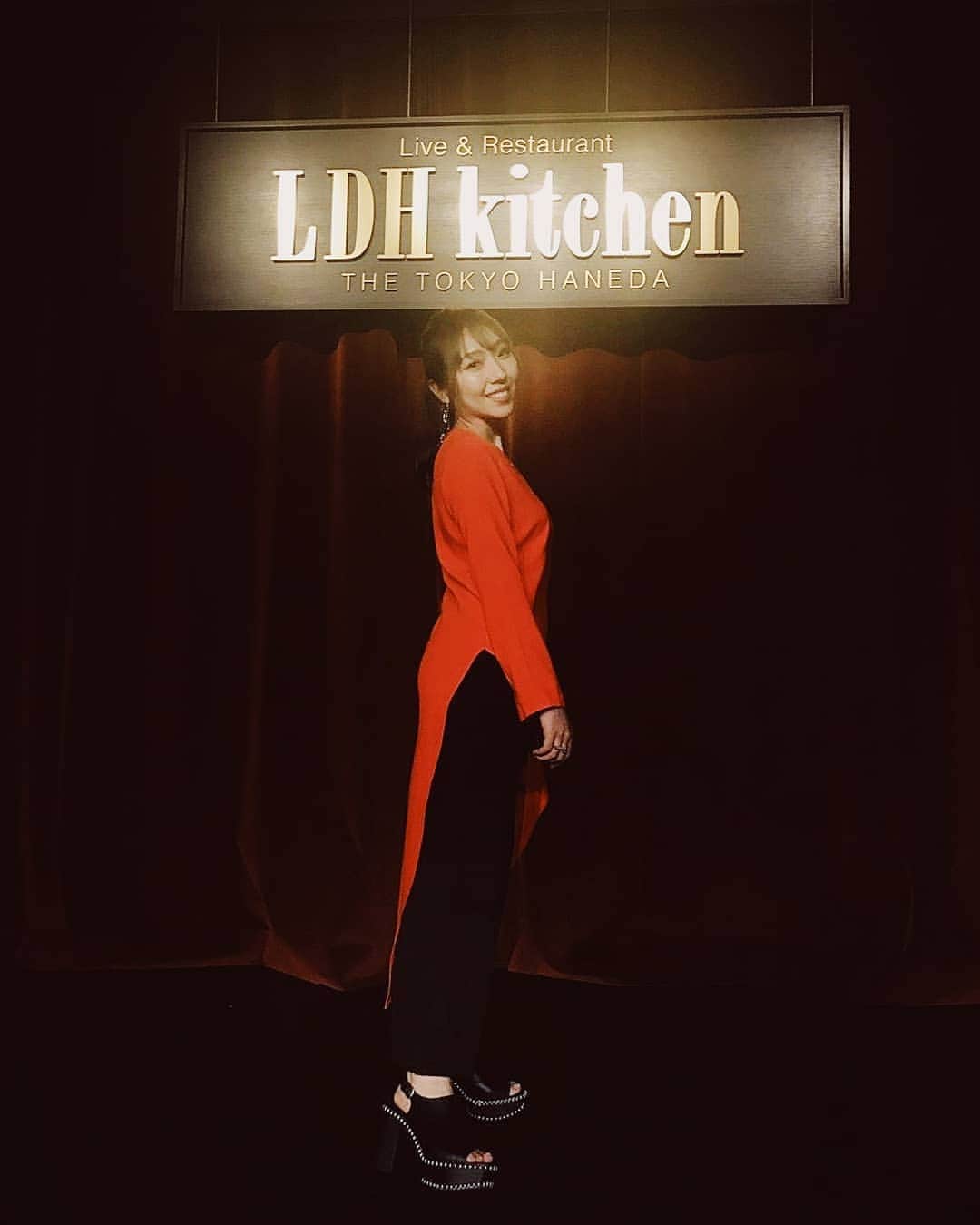 貴愛kwiae Officialのインスタグラム：「LIVE at LDH kitchen HANEDA ありがとうございました...‪💓💞 滑走路が見えるいつもとまた違った会場で来てくれたみんなも楽しかったかなぁ🌈素敵な空間でした！ ありがとう！！ * * 記録的な日照時間の少なさなので オレンジを着ました🍊 * * * #live #styling #zara #ザラジョ #貴愛 #ldhkitchen #ありがとう」